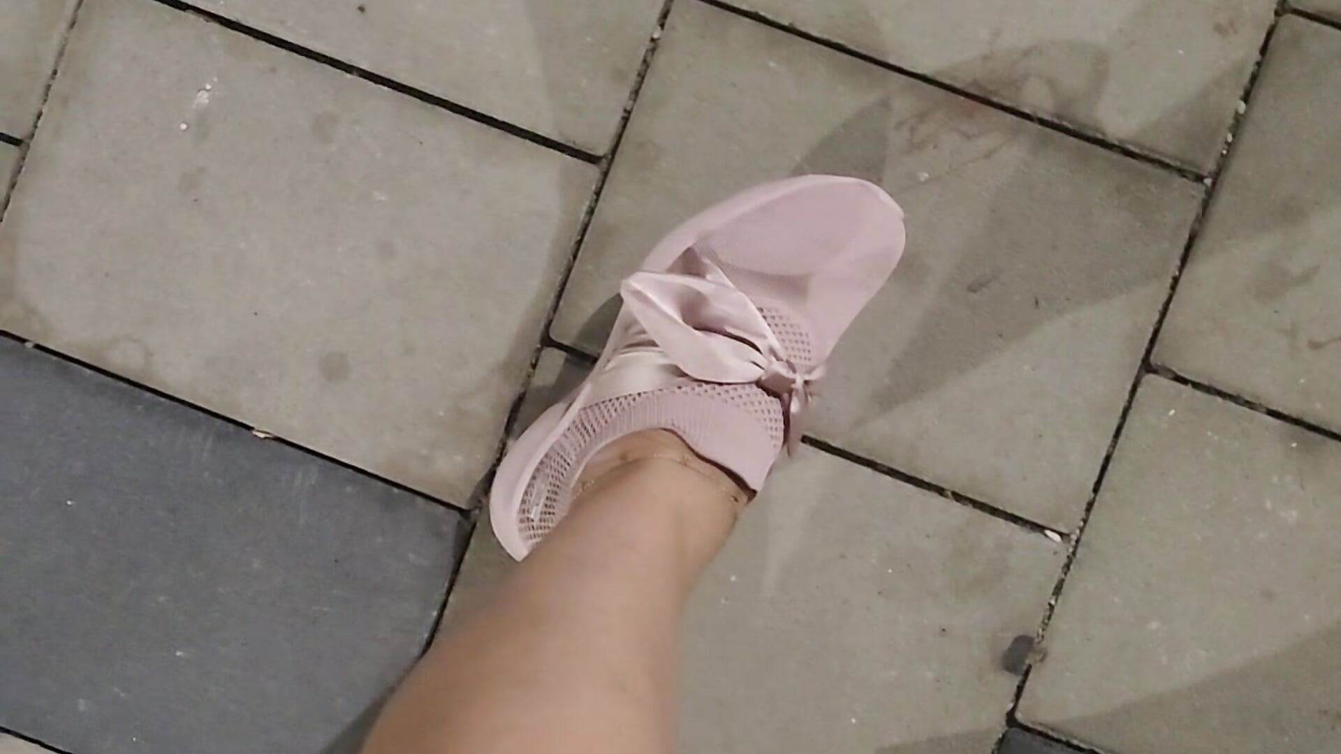 Sneakers for sale , now u can make happy ur useless ck - 視頻由 TwistUrMind 主播提供