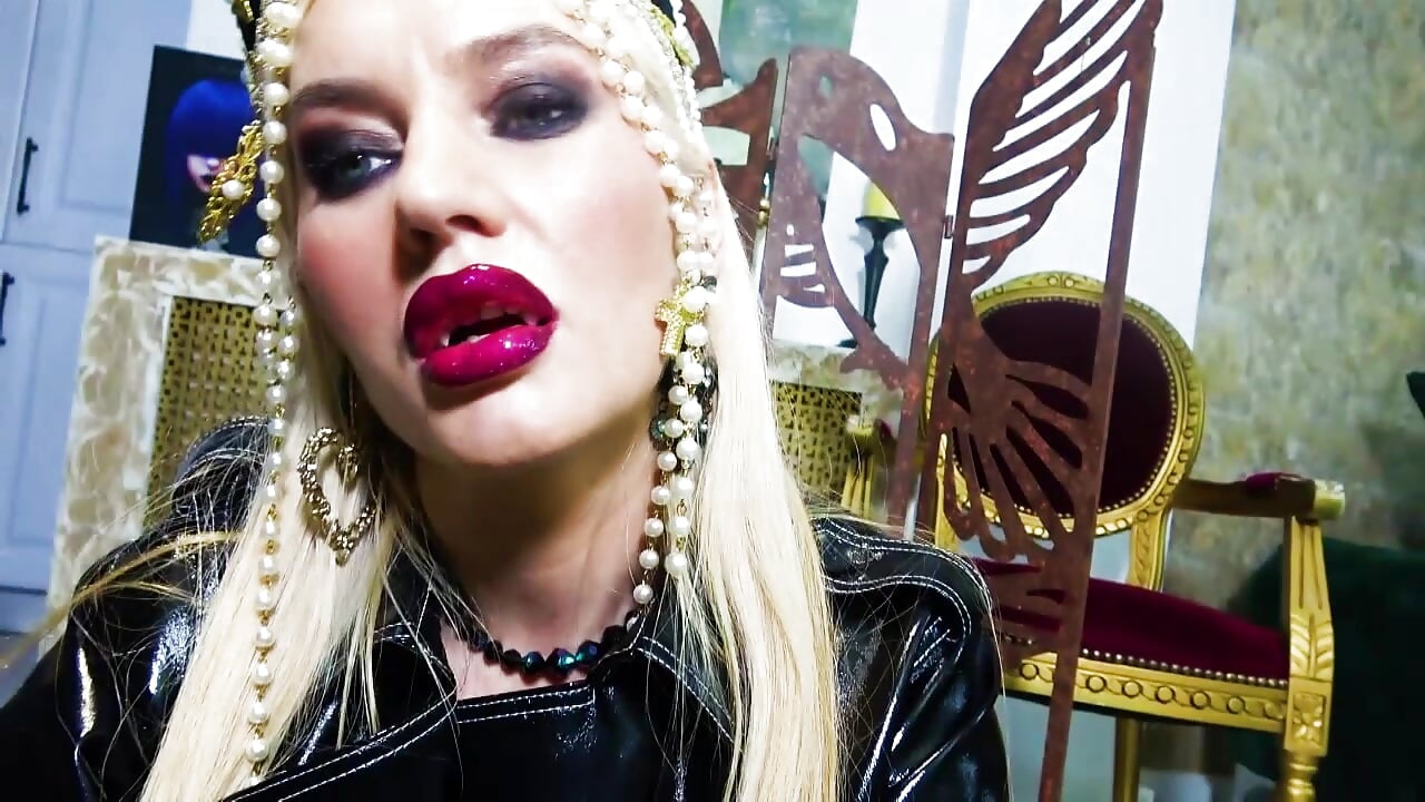 LIPSTICKKISSES - video by GoddessCeline cam model