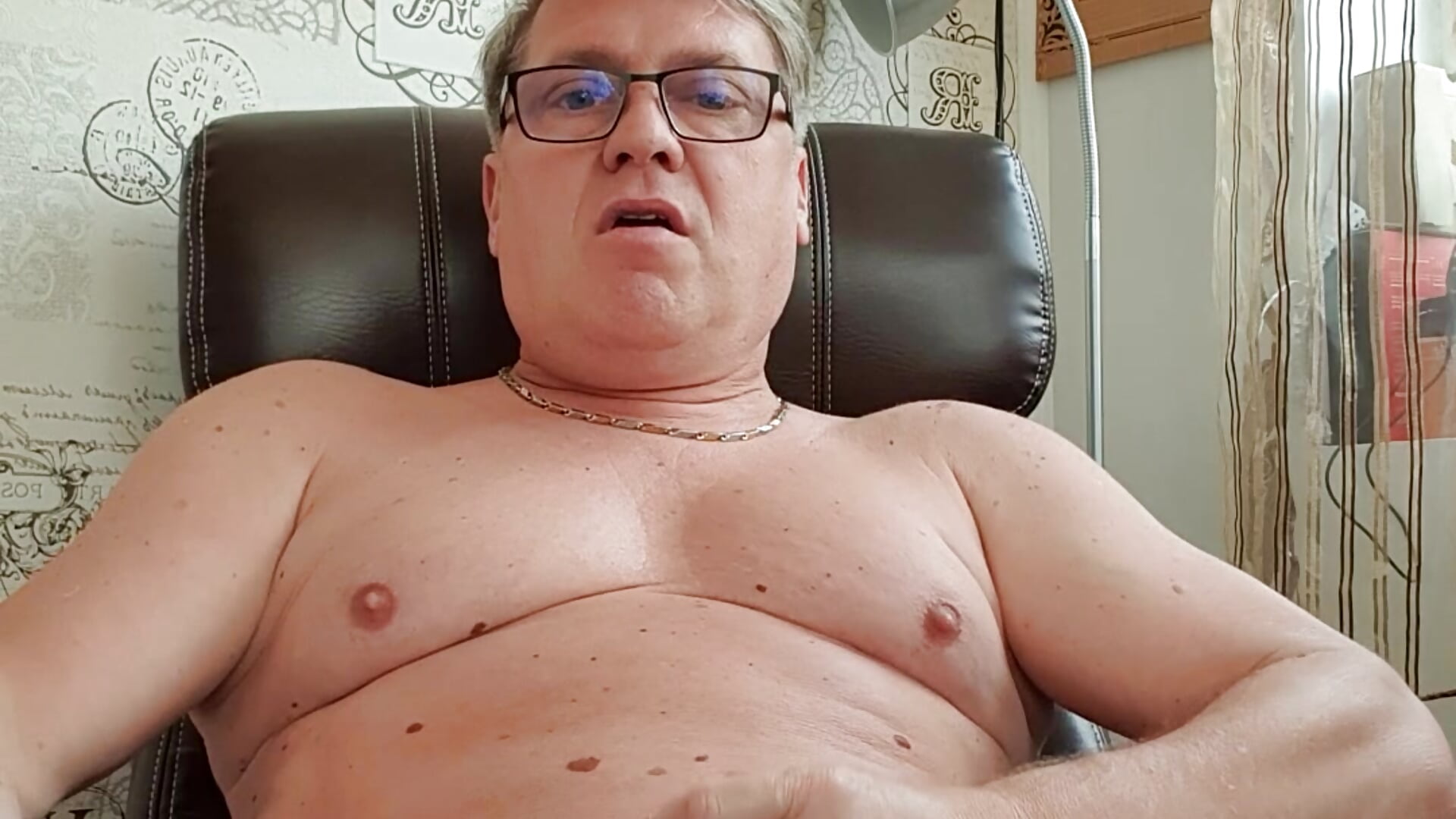 Playing at my desk... - clip cu RobertStripX model videochat