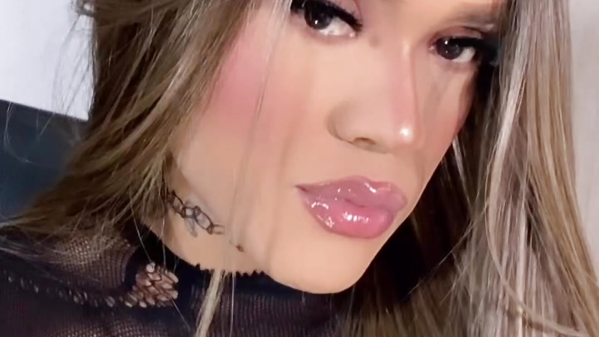 💋 - video by SARA_TS_FOX cam model