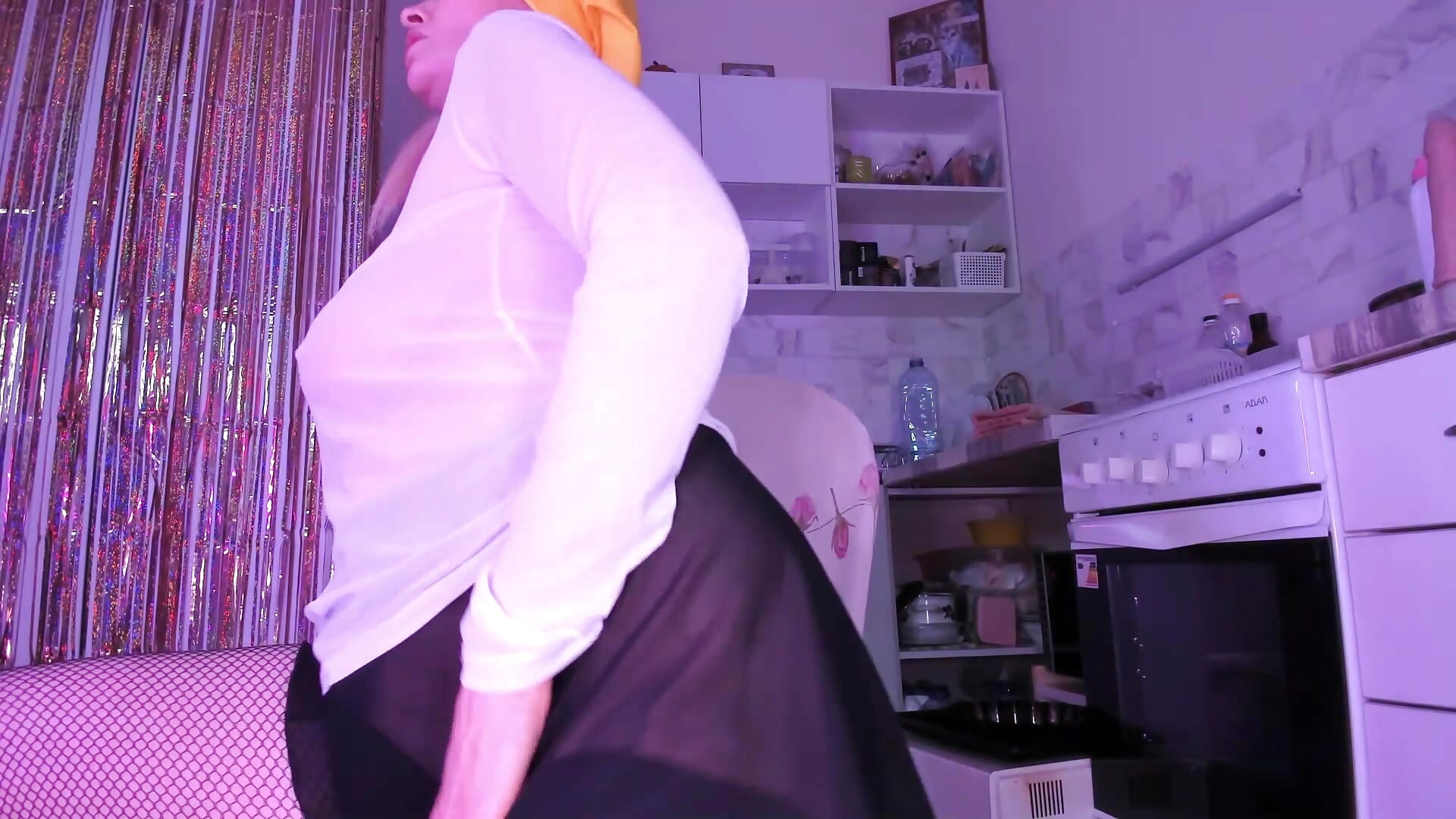 Housewife got horny while cooking - video by JuliaVilnet cam model