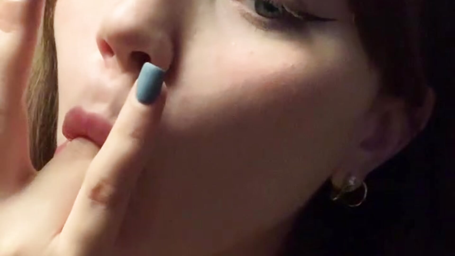 SUCKING FINGERS - video by MilenaSaint cam model