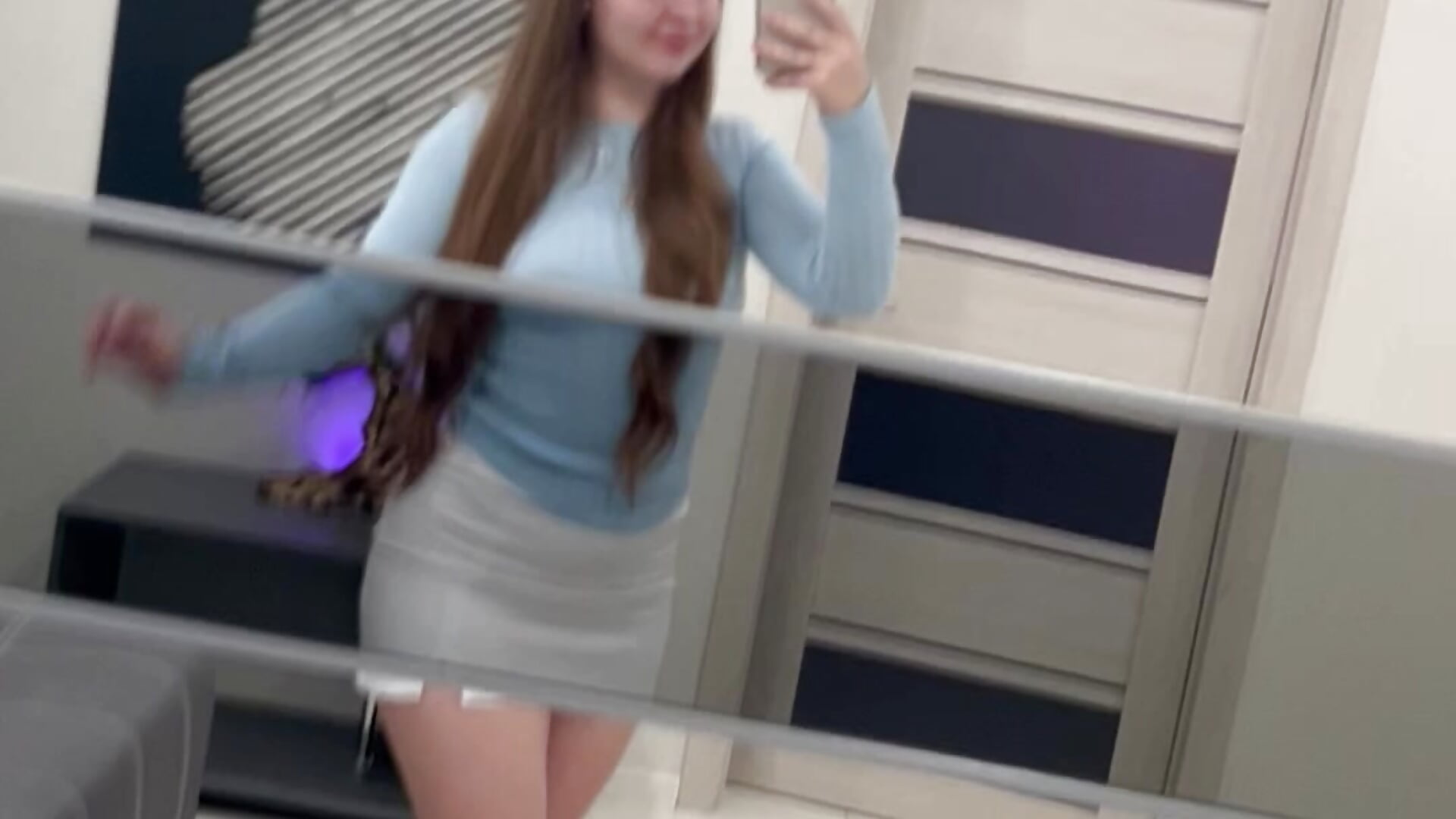 White skirt 🤍 – video od webkamerové modelky LilianaLaRosso