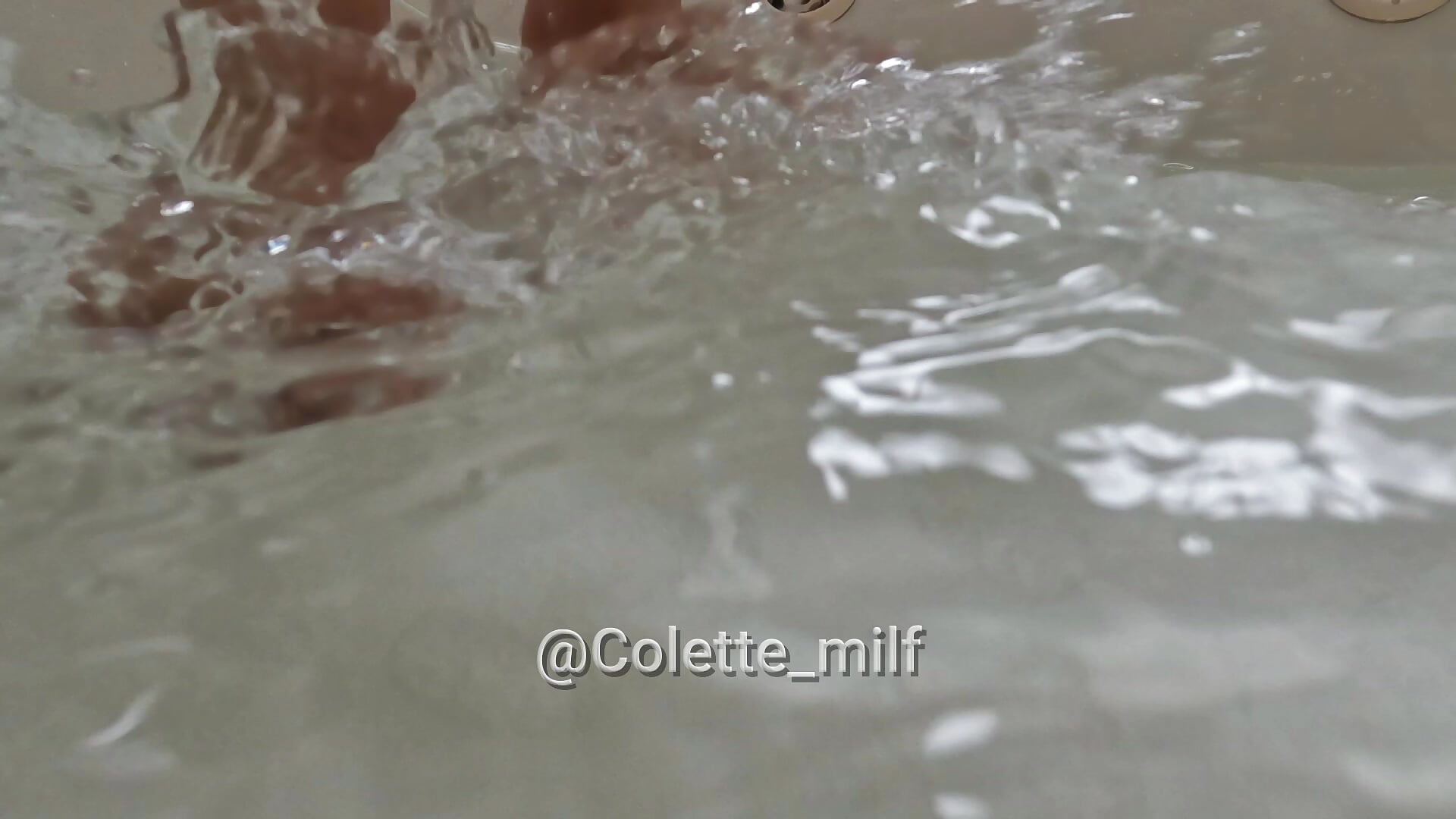 ASMR Feet on water - colete_milf 캠 모델의 동영상