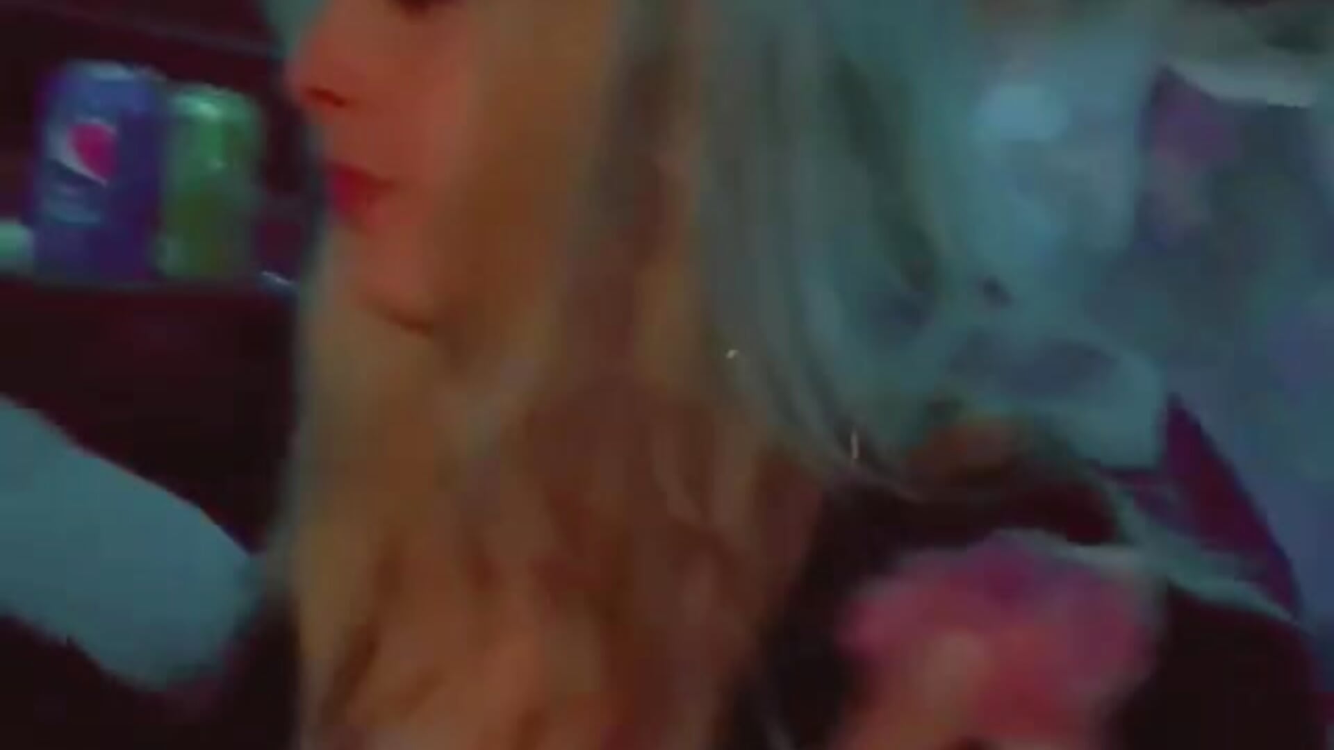 bubbles and sushine eating strawberry cream drops - video di GoddessVex modella di cam