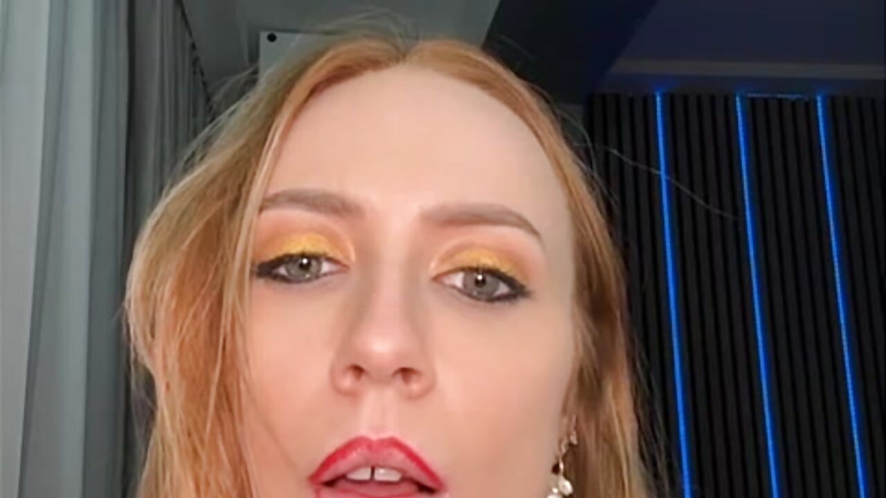 Putting my favorite red lipstick on - video di LunaAlya modella di cam