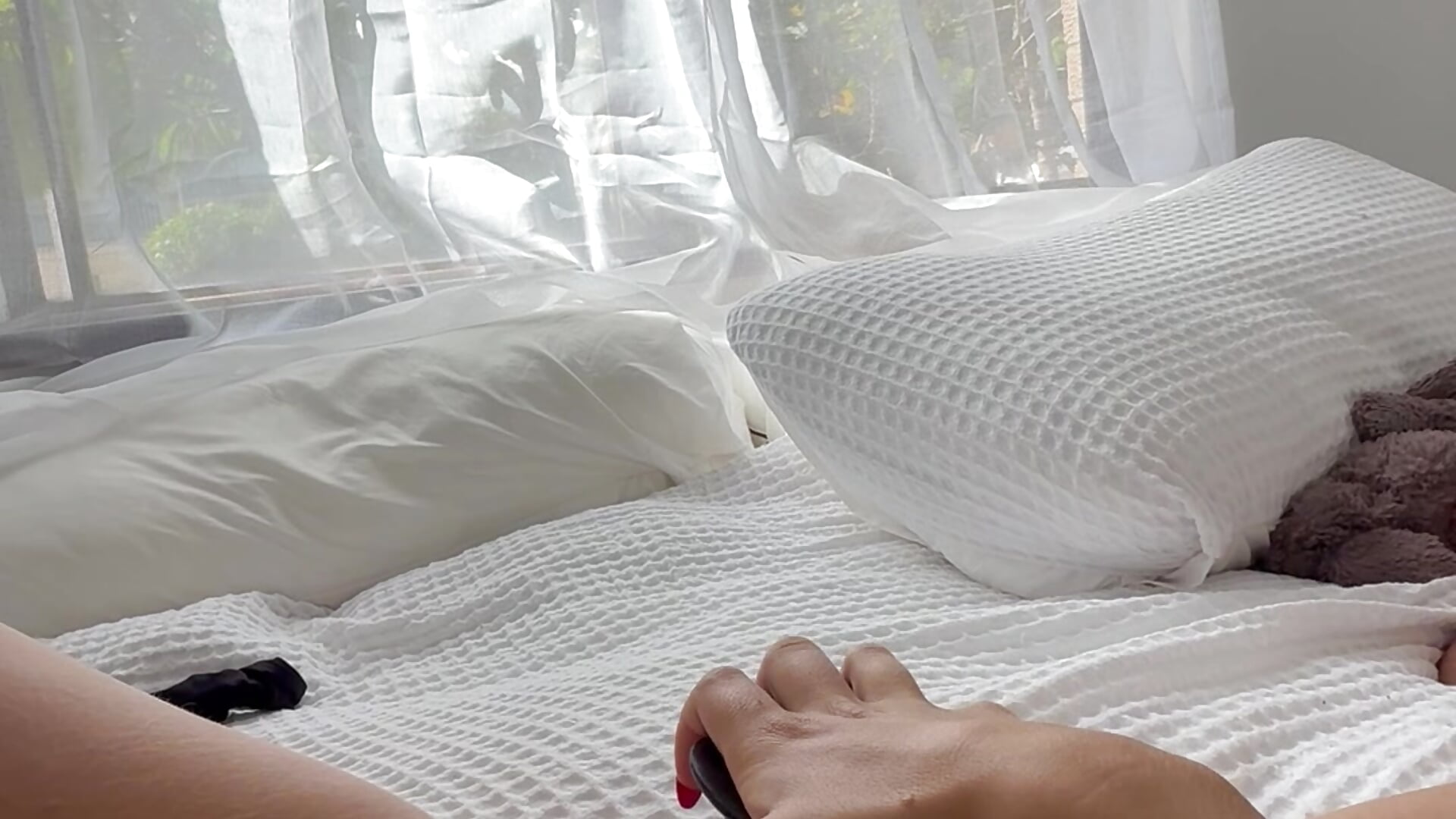 fuckin my tight little pussy infront of the window ooopsy i love the risk - Vídeo de jessieamy, modelo de vídeos