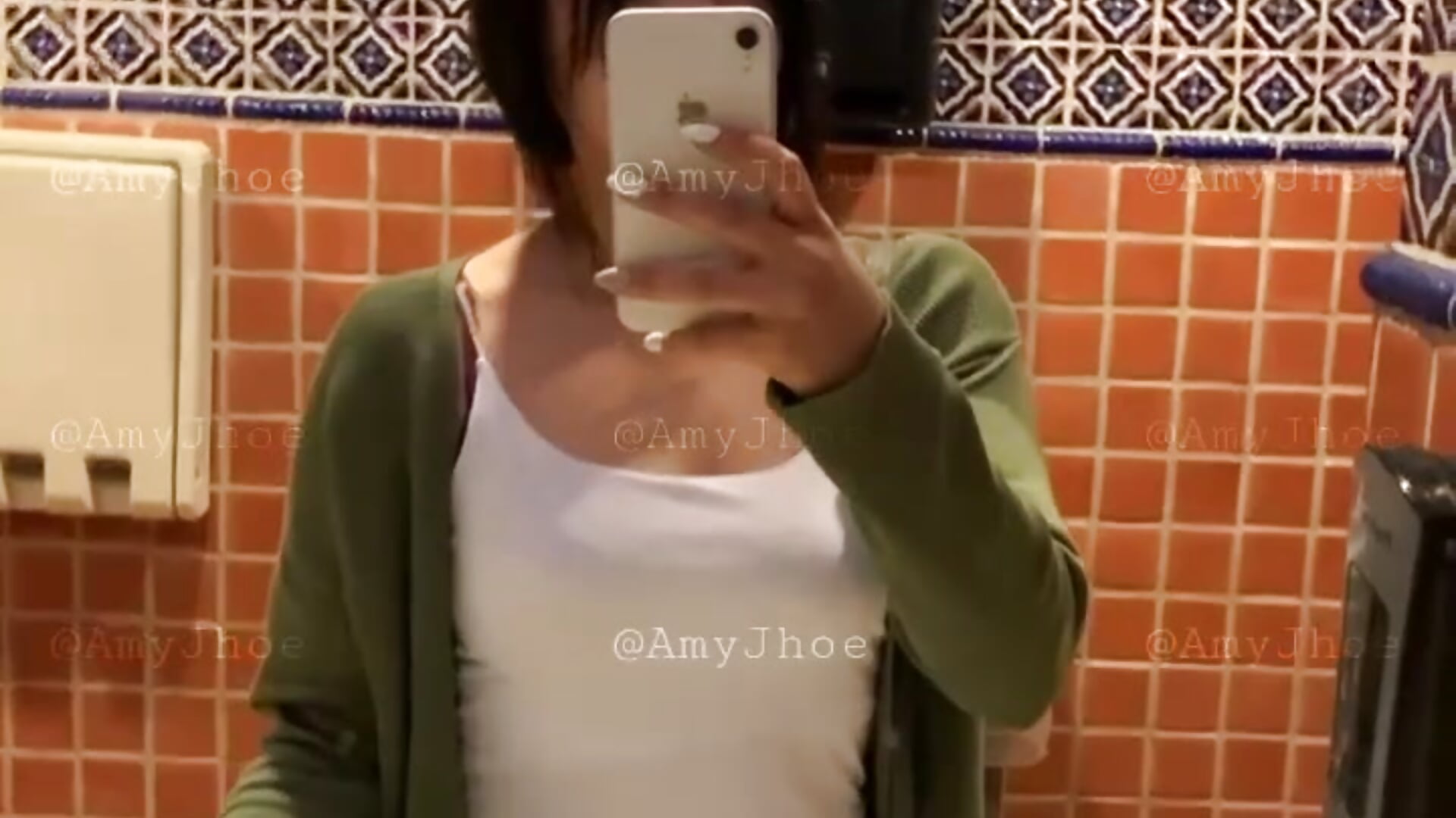 When you go out to eat WINGS in a WHITE shirt (nothing will go wrong) - βίντεο μοντέλου ThinkinThirstyThots