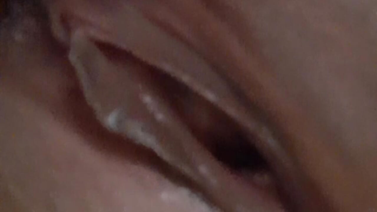 mi tocco la figa pelosa e bagnata. voce da porca arrapata. Primo piano figa