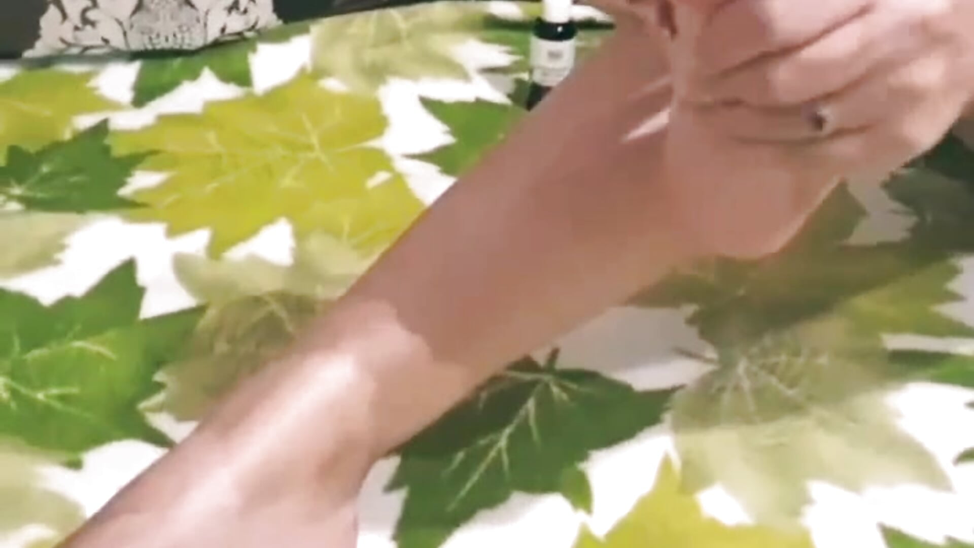 put oil on the legs – video af VictoriaRiddle