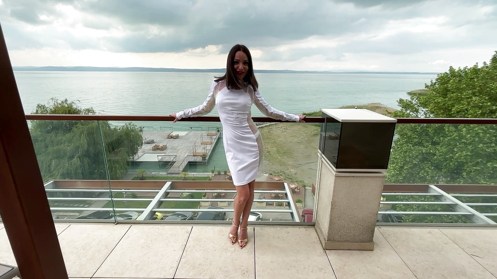 Whip The Clouds Away - video van JaneDejaySC cam-model