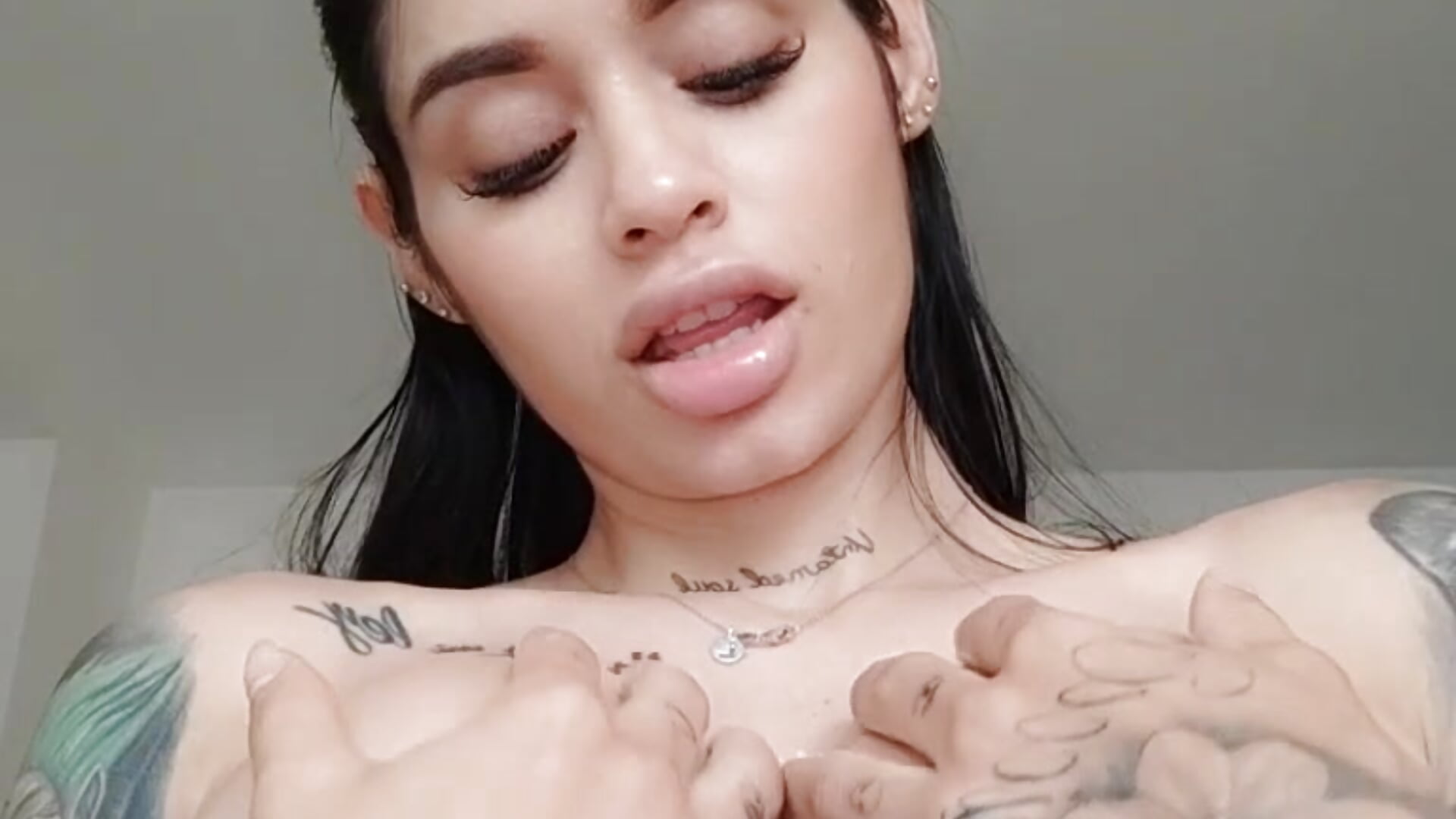 Aheago Titty Fuck - video by LaraHenao cam model