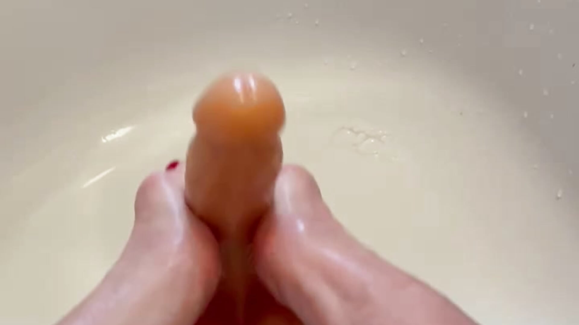 FOOTJOB DILDO E SBORRATA SUI PIEDINI :) - clip cu Silvia_Stop model videochat