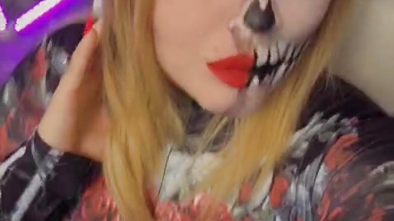 Trick or cum ? - video by Issa_Jo cam model