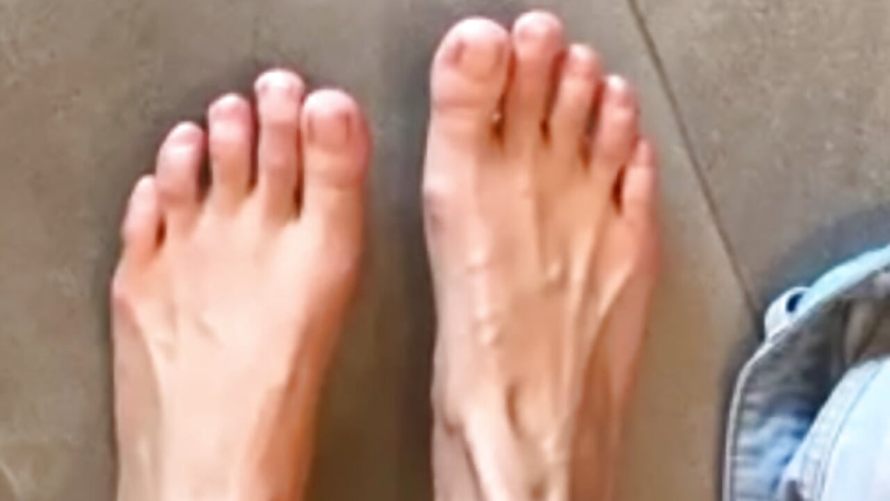 Pussy and feet - video của người mẫu cam Alyssa_rhoades