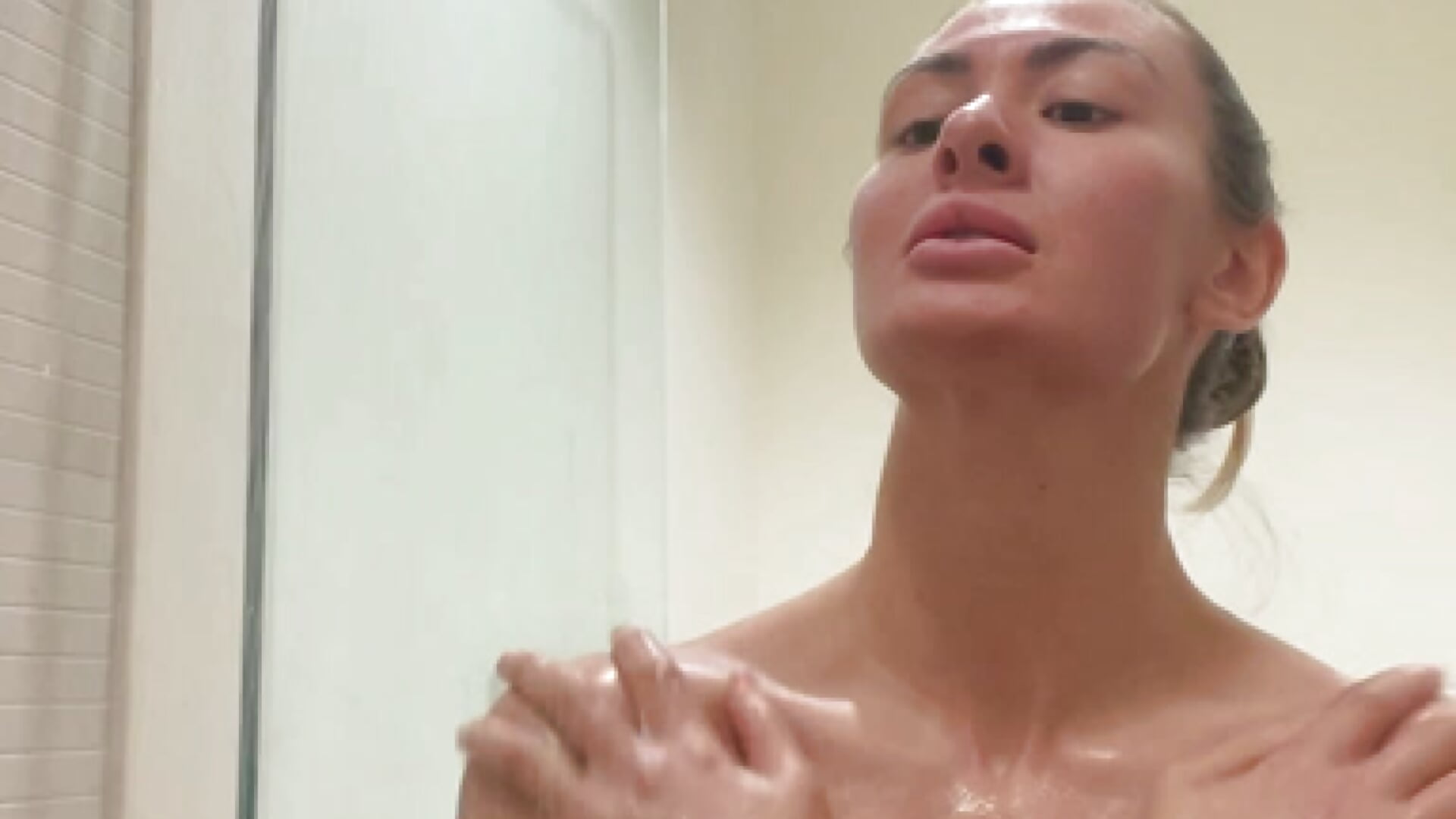 Enabled showering washing my boobies - video của người mẫu cam Alyssa_rhoades