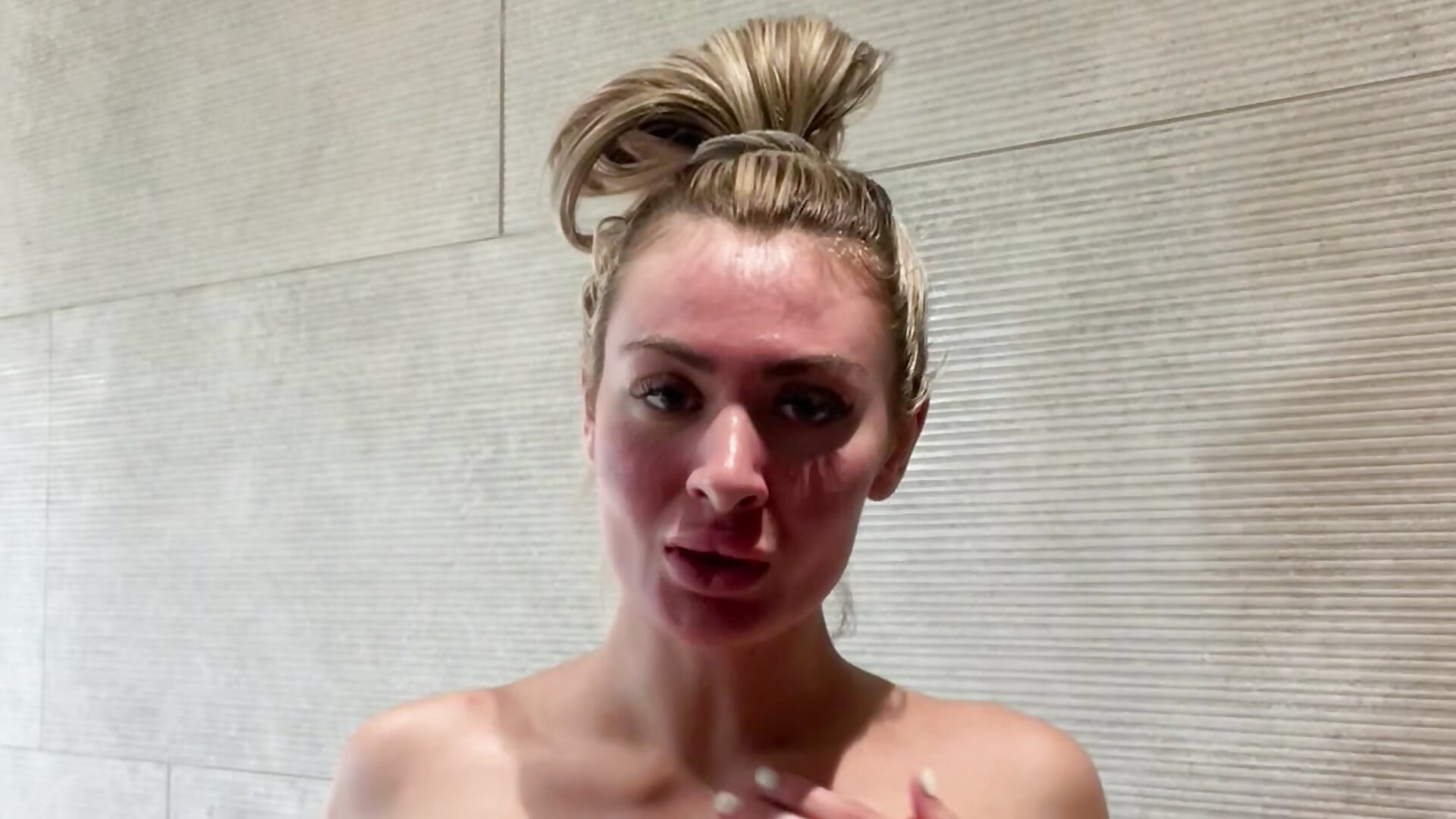 Naked showering - video của người mẫu cam Alyssa_rhoades