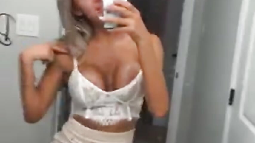 When i was 18, new tits feeling myself - vidéo du modèle de showcams Alyssa_rhoades
