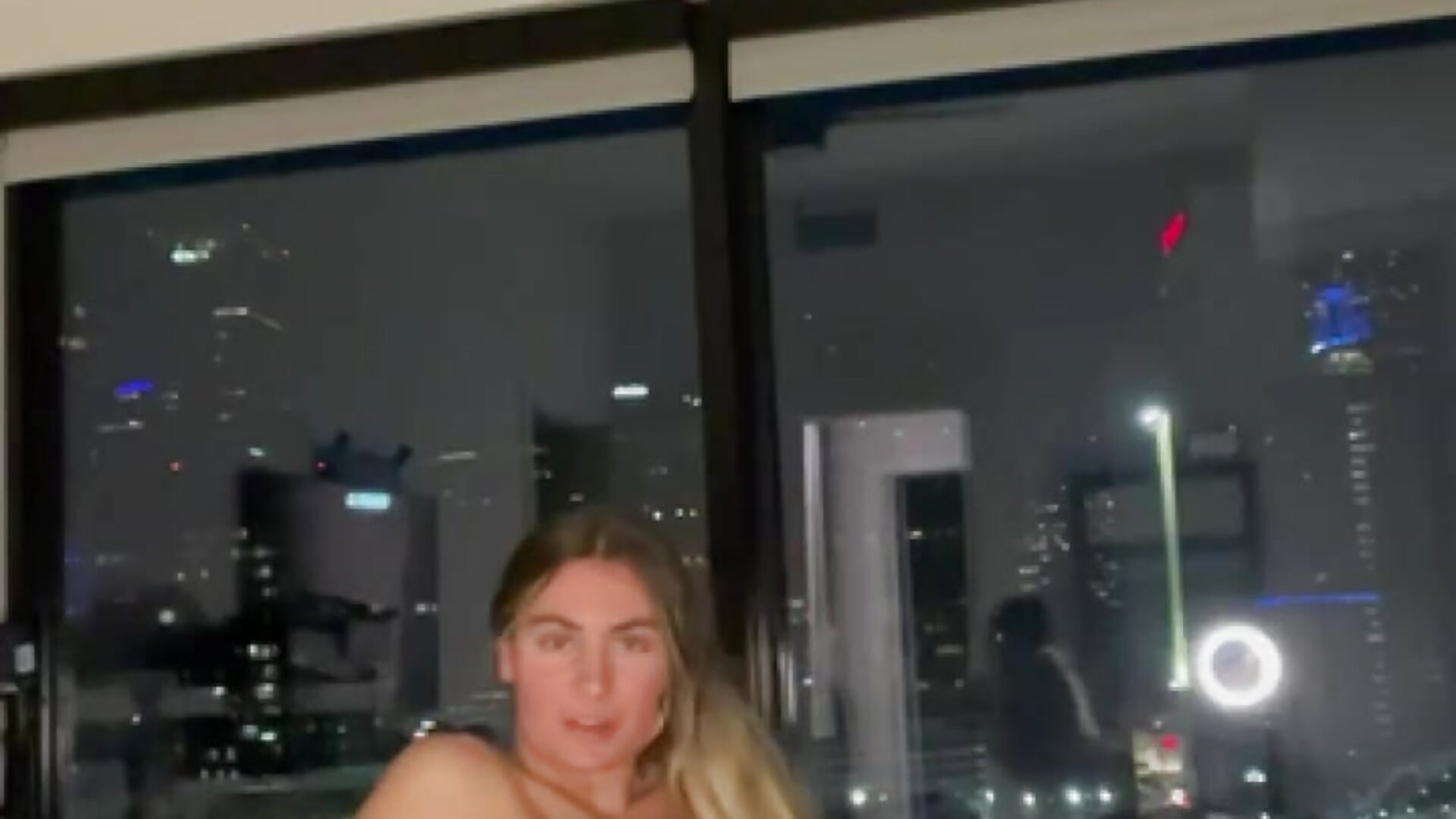 Topless stretching and teasing 😈 - video của người mẫu cam Alyssa_rhoades