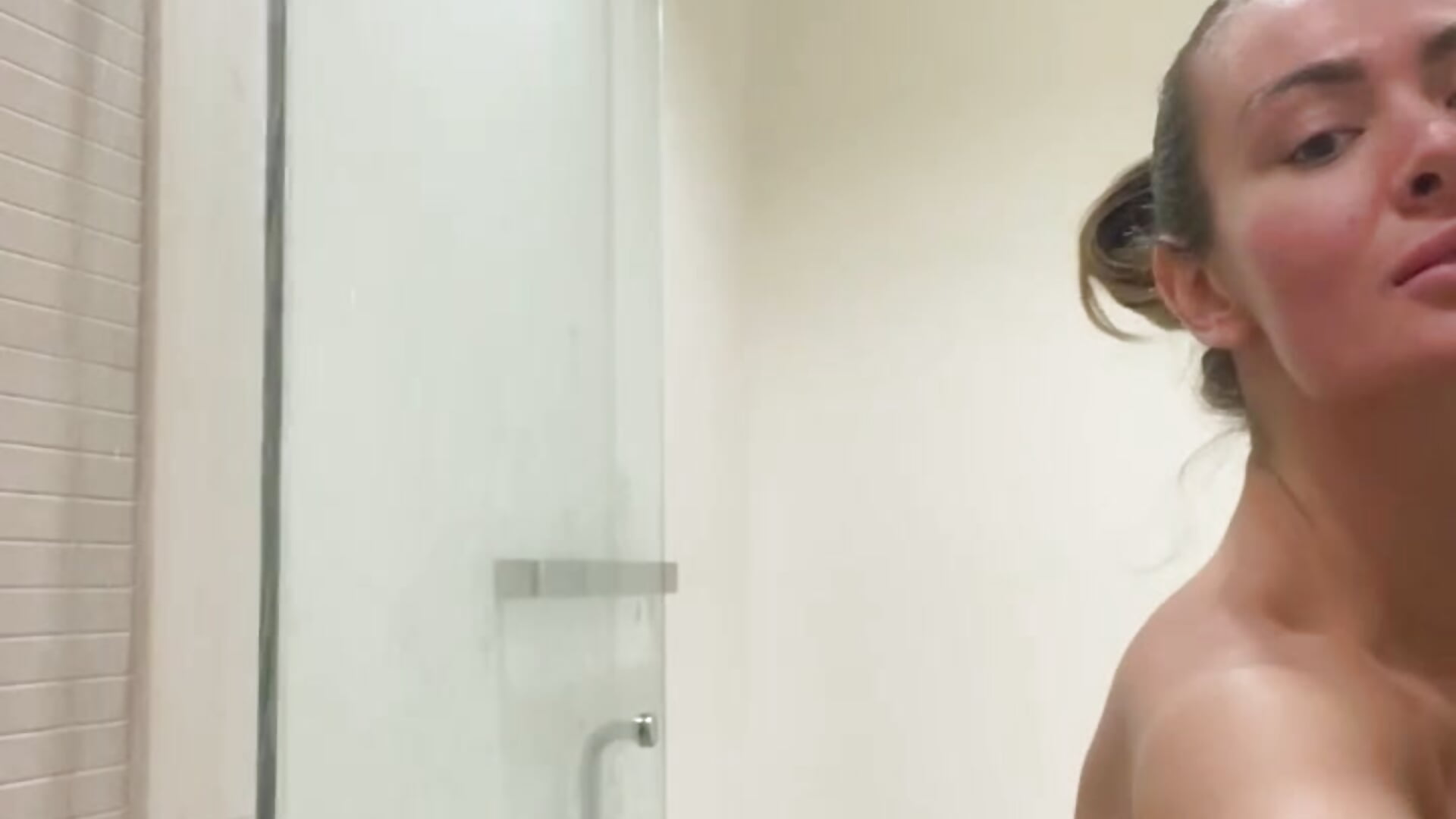 Naked Showering rubbing my body - video của người mẫu cam Alyssa_rhoades