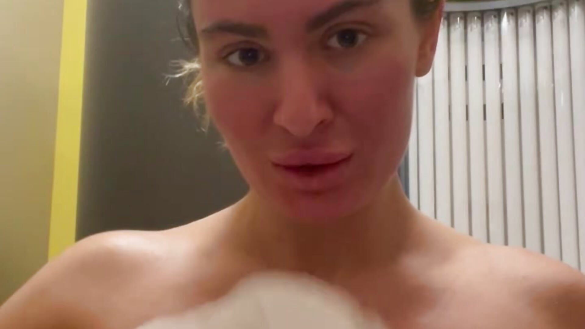 Creamy in tanning bed - video của người mẫu cam Alyssa_rhoades