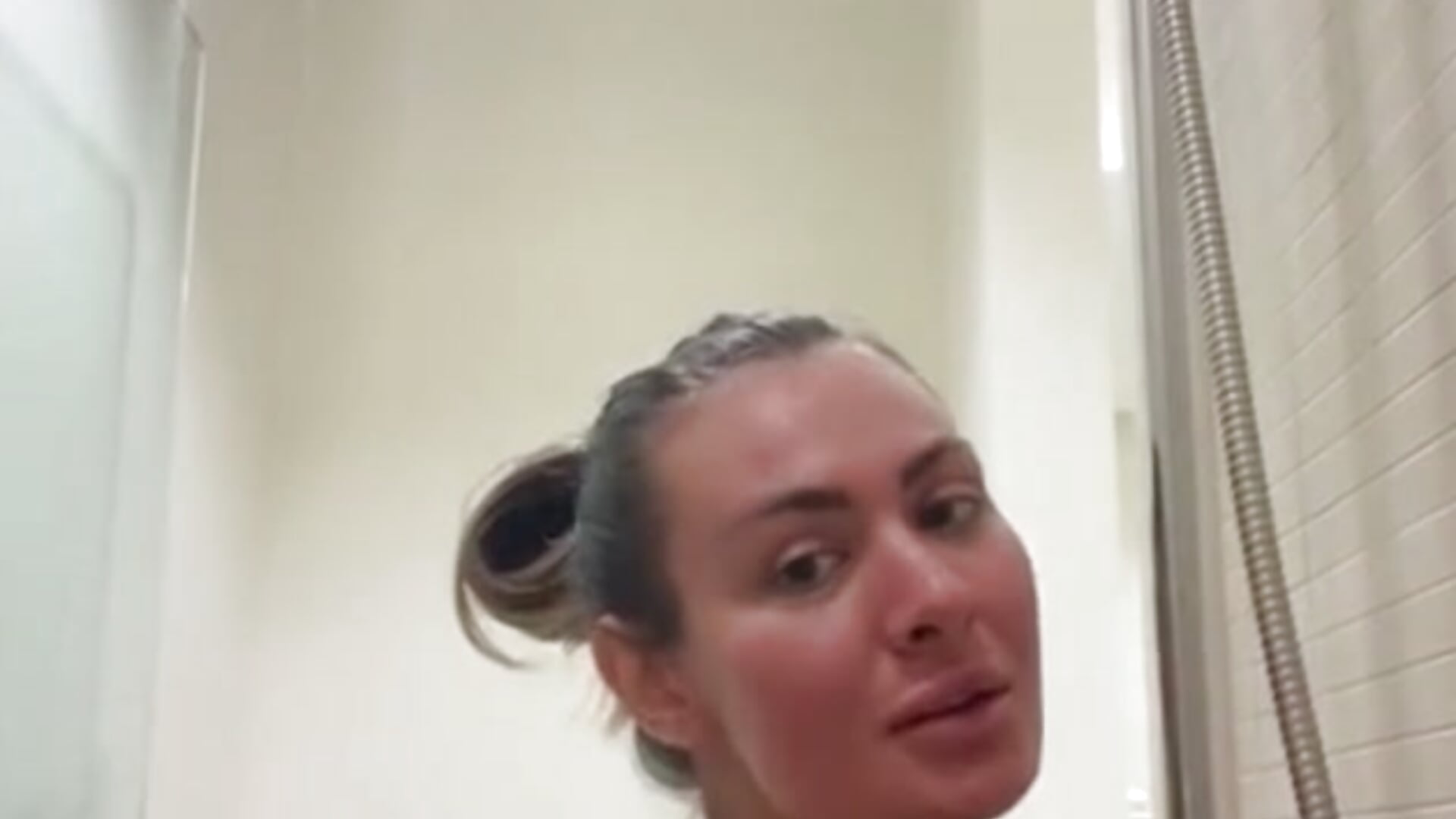 Stripping naked and showering washing my naked body - video của người mẫu cam Alyssa_rhoades