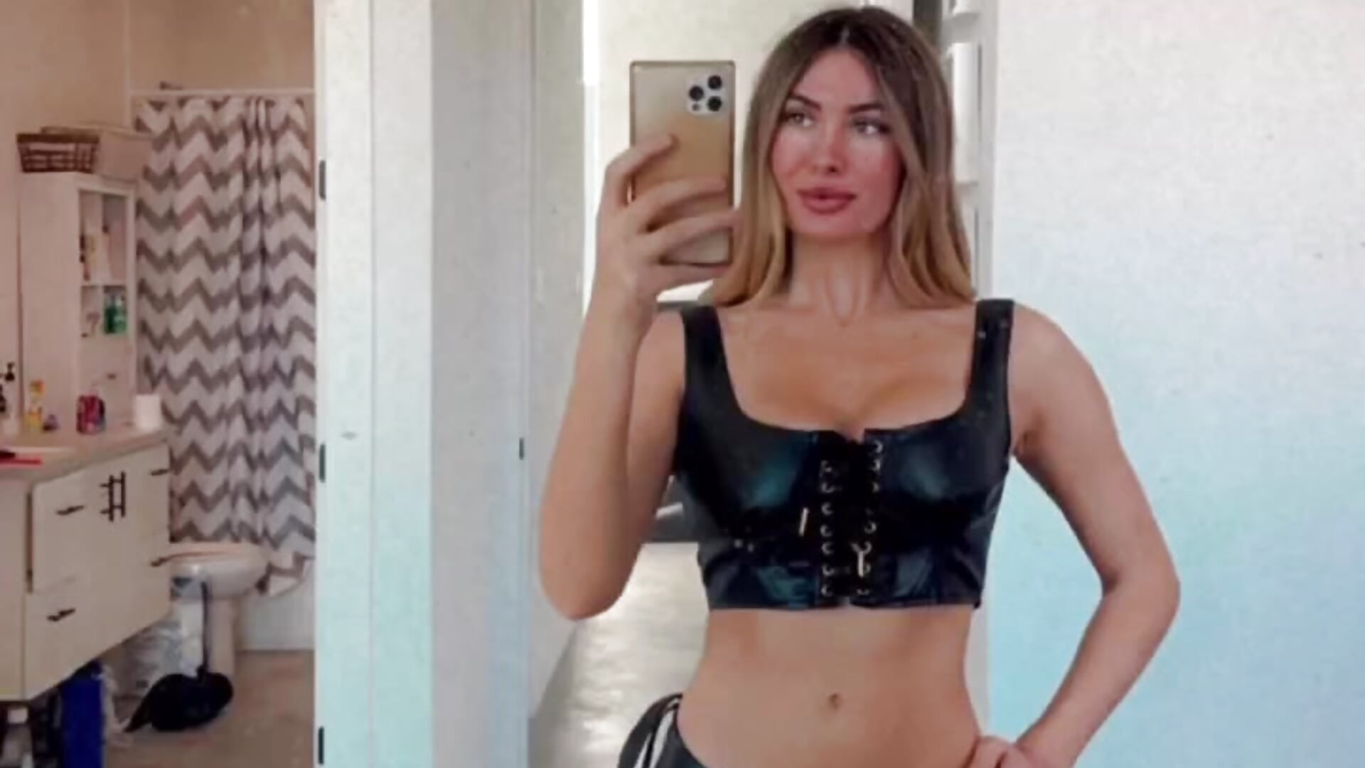 leather outfit - vidéo du modèle de showcams Alyssa_rhoades