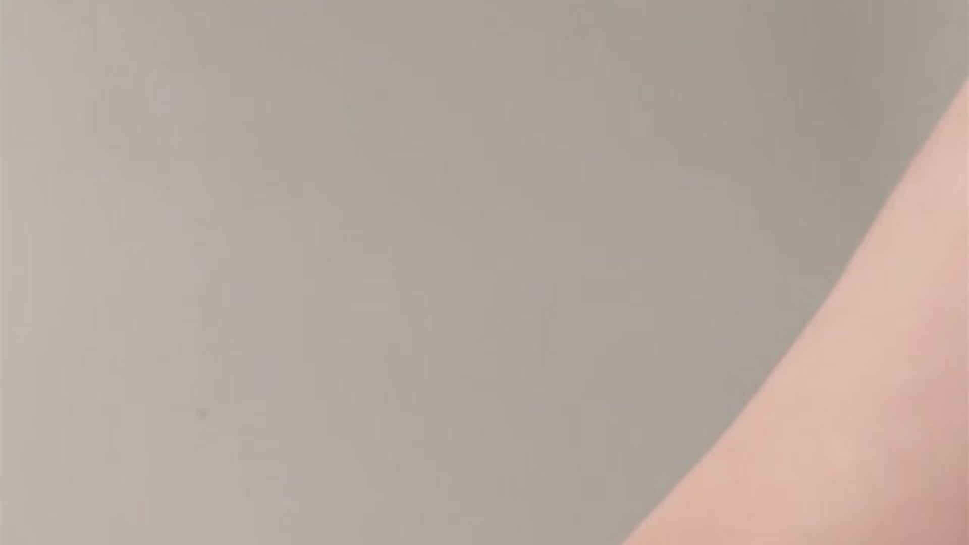 G/g stripping, fingering pussy and passing the camera to girl friend – video od webkamerové modelky Alyssa_rhoades