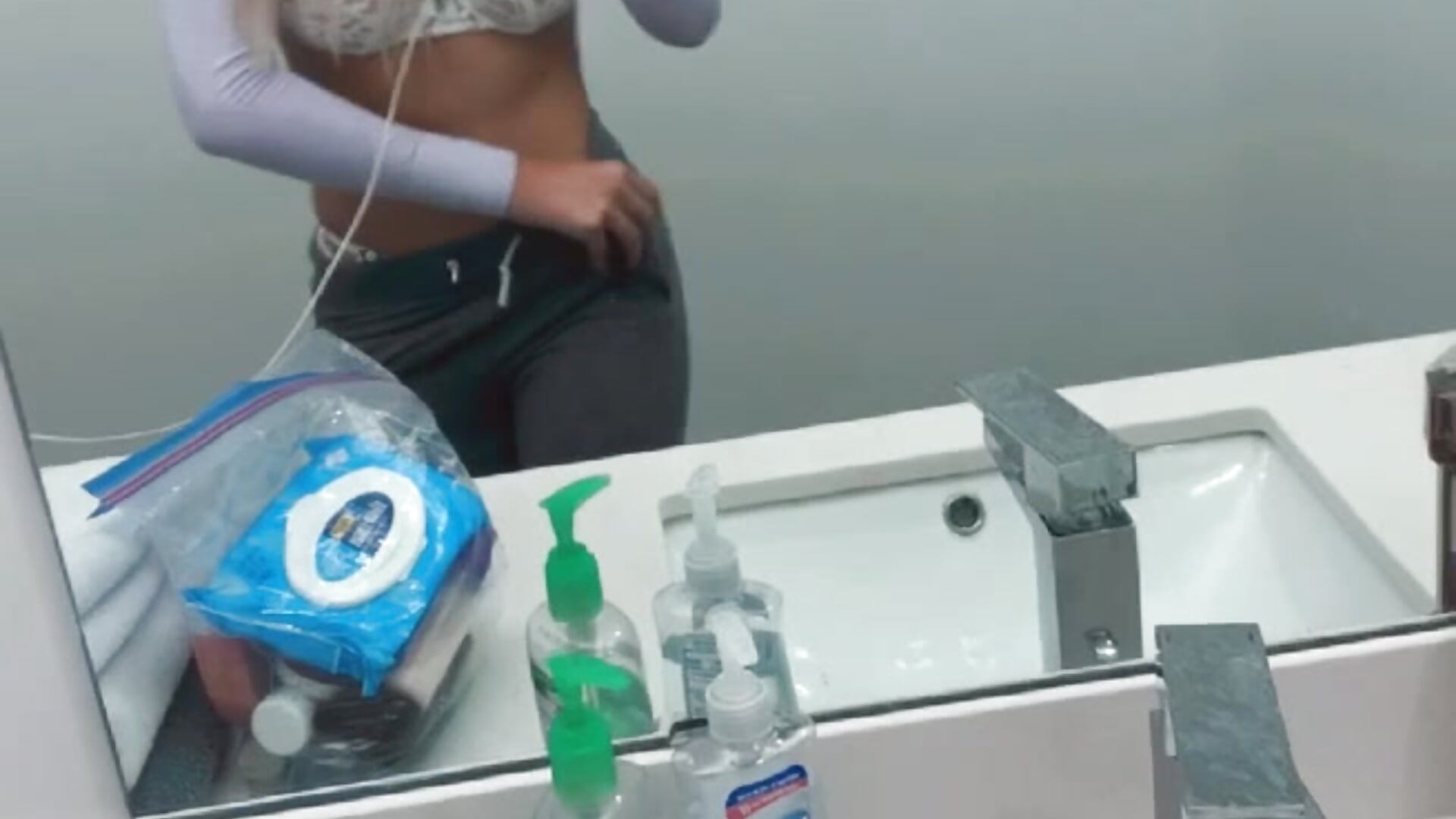 Showing off my body - vidéo du modèle de showcams Alyssa_rhoades