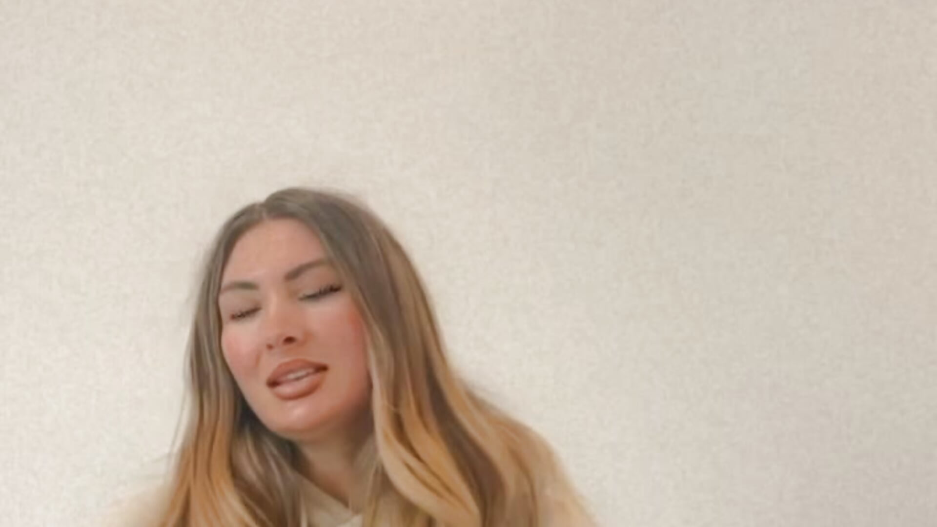 Singing - video by Alyssa_rhoades cam model