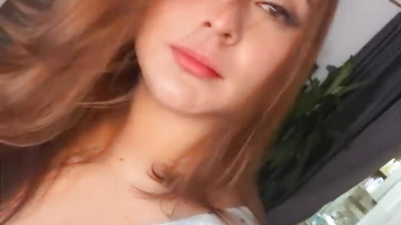 Let's look at each other and describe ourselves in one word - vídeo de la modelo de cam Aliciawonderxx