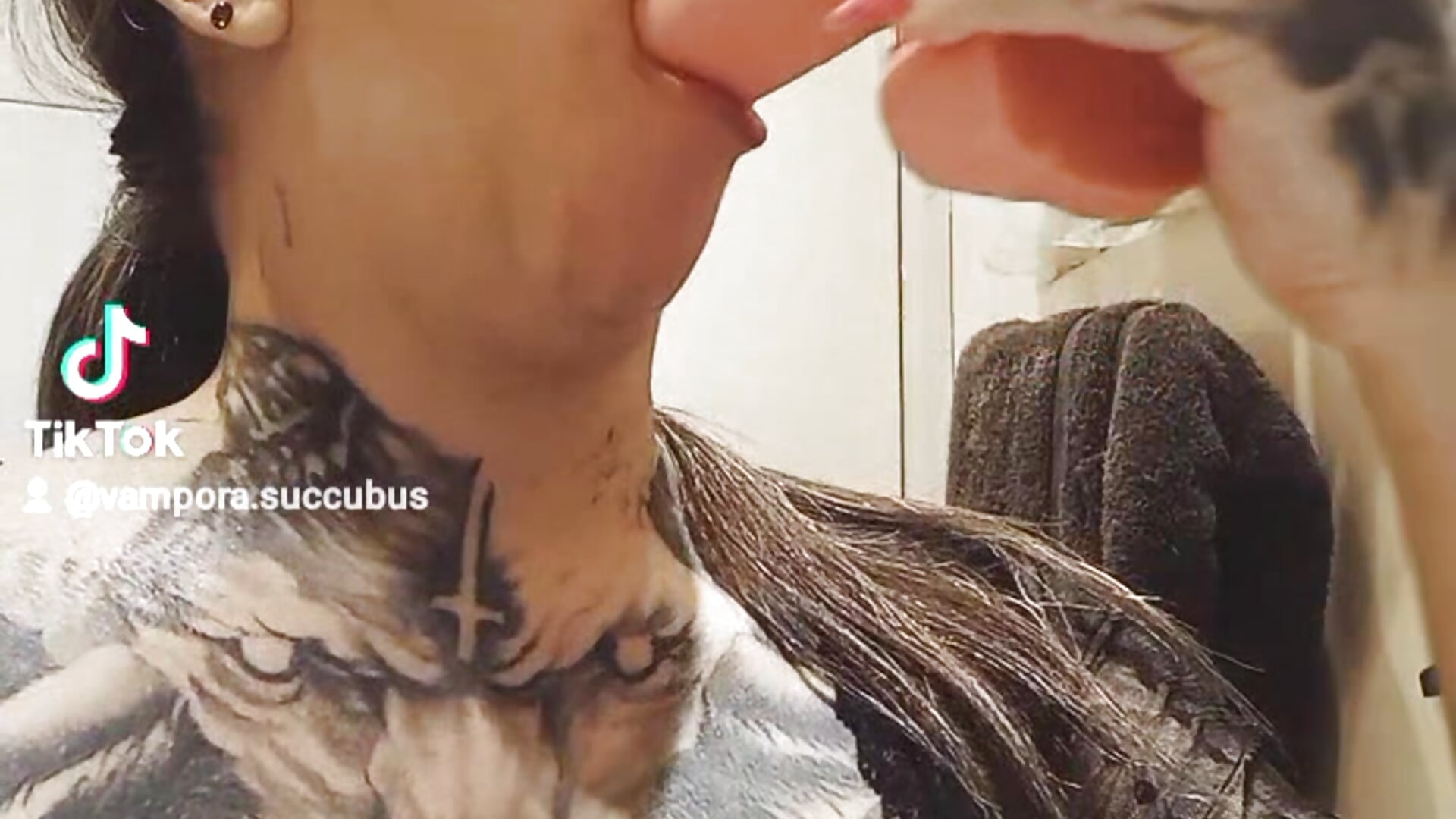 EXITAME BESANDOLOS!!!! – video modela na kameri vamporasuccubus19777