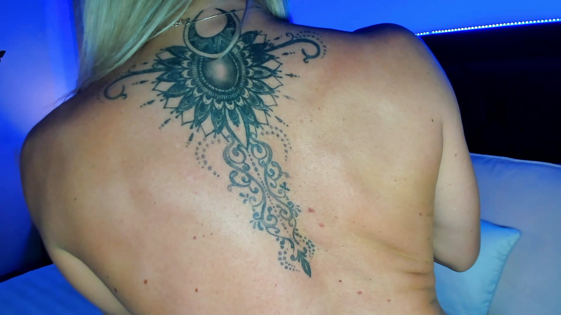 My back tattoo - clip cu Ellisagirl model videochat