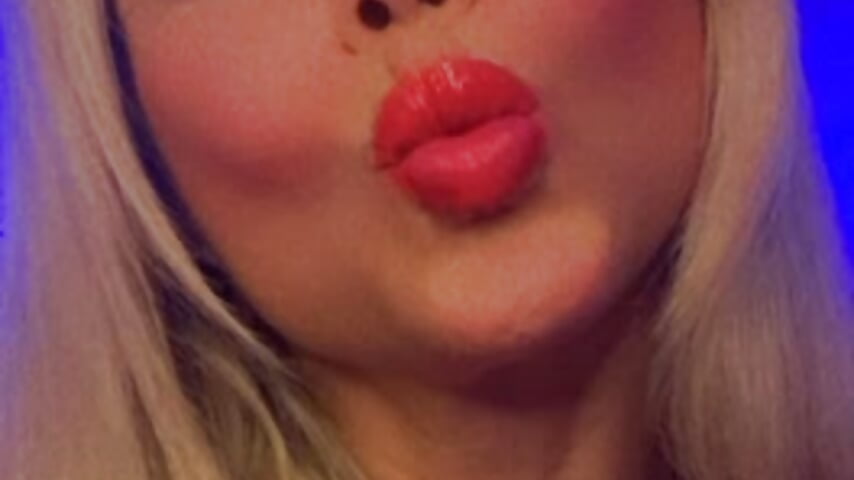 Kiss kiss - vidéo du modèle de showcams -Ellisa-