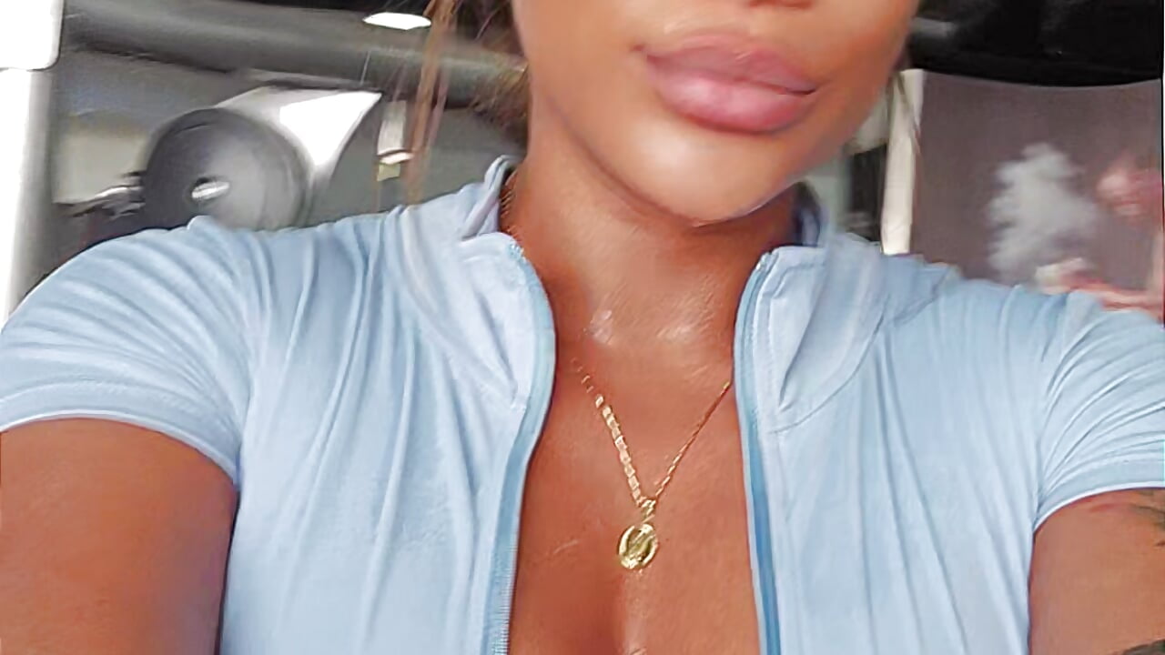 I love to sweat.– KarinRoss kameramodell videója