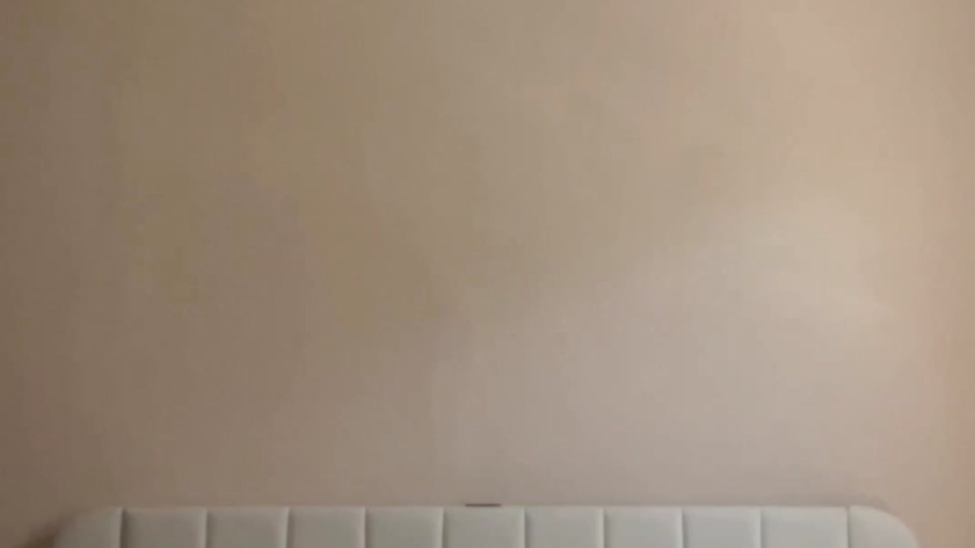 Vestitino bianco, calze nere, striptease con musica, masturbazione e squirt– couplepenetration kameramodell videója