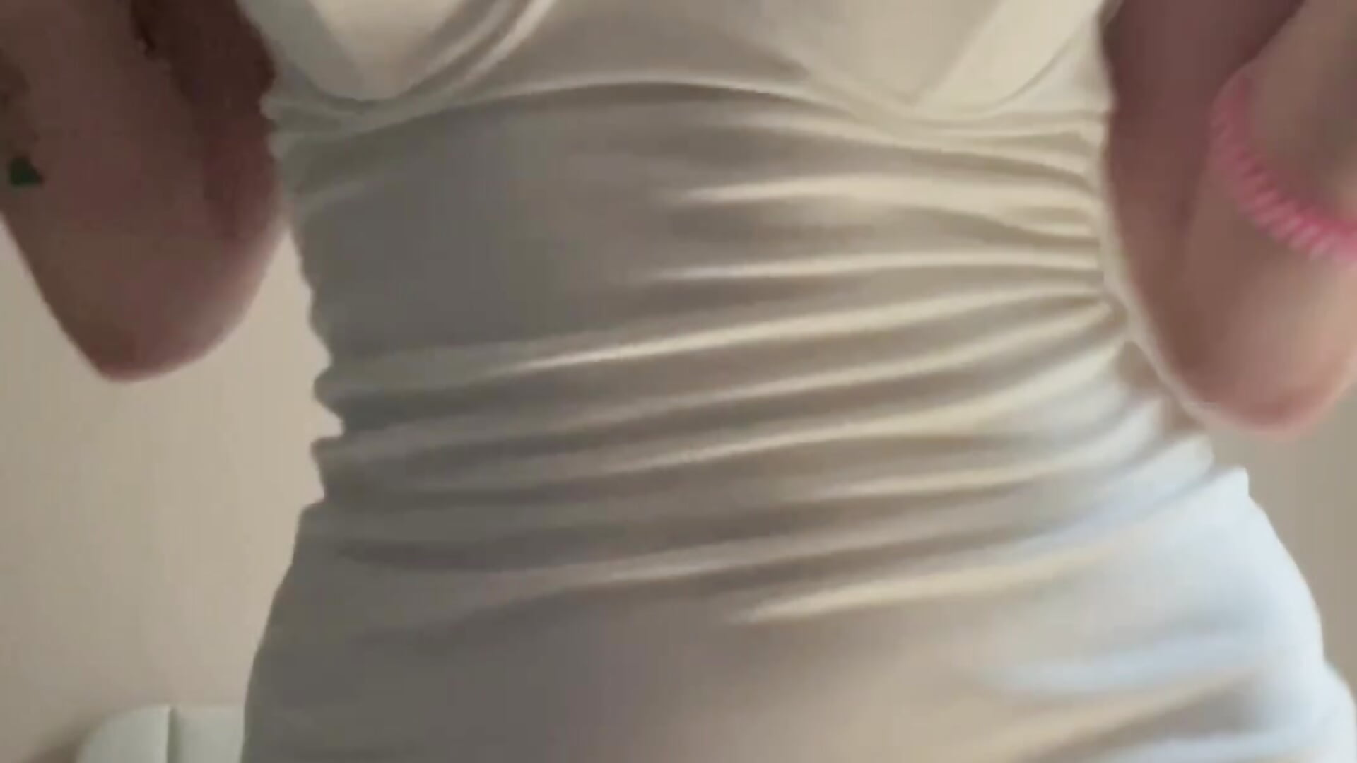 Vestitino bianco, calze nere, striptease con musica, masturbazione e squirt - video od modelky/modela couplepenetration