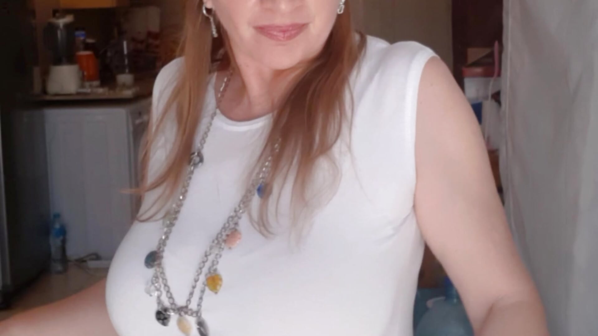 Teasing by huge boobs - video oleh MariaOld kamera model