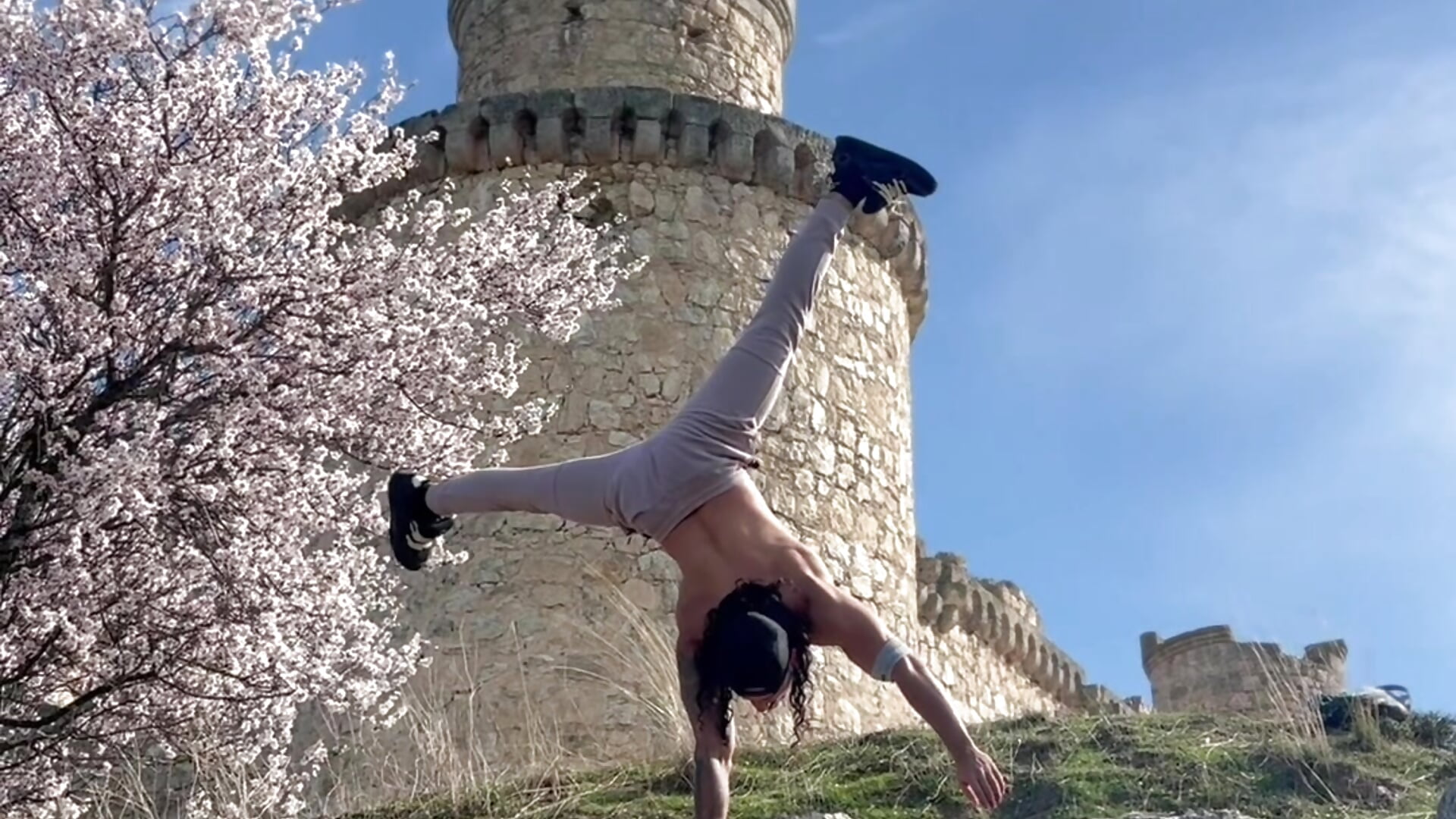 Handstand one arm