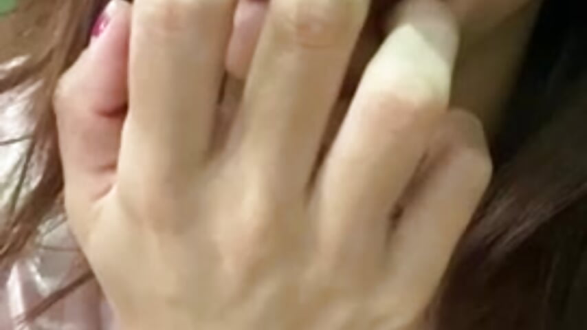 Suck finger - video by GoldenGizelle cam model