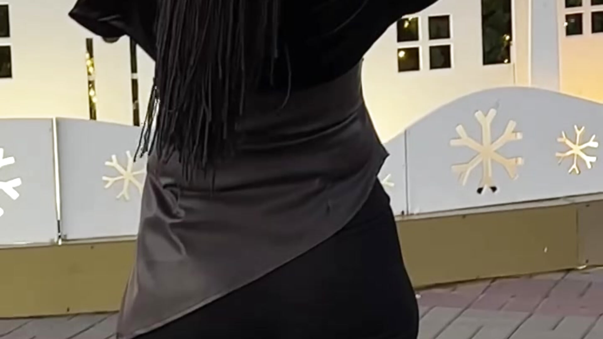 Near the city Christmas tree - video by Cutie_orgasm cam model