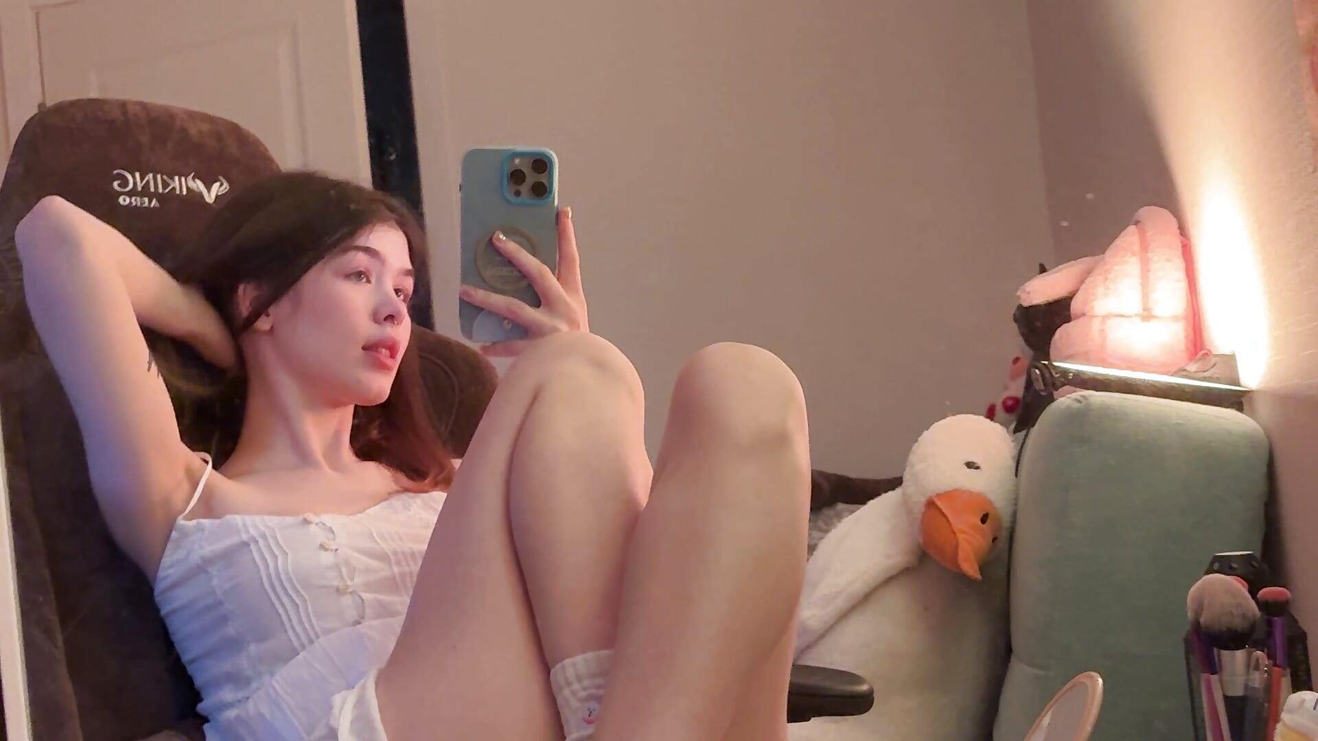 Flash pussy in the mirror 🤗 - video od modelky/modela _Amberlley