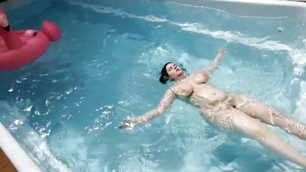 I swim naked – video od webkamerové modelky LittleShyy