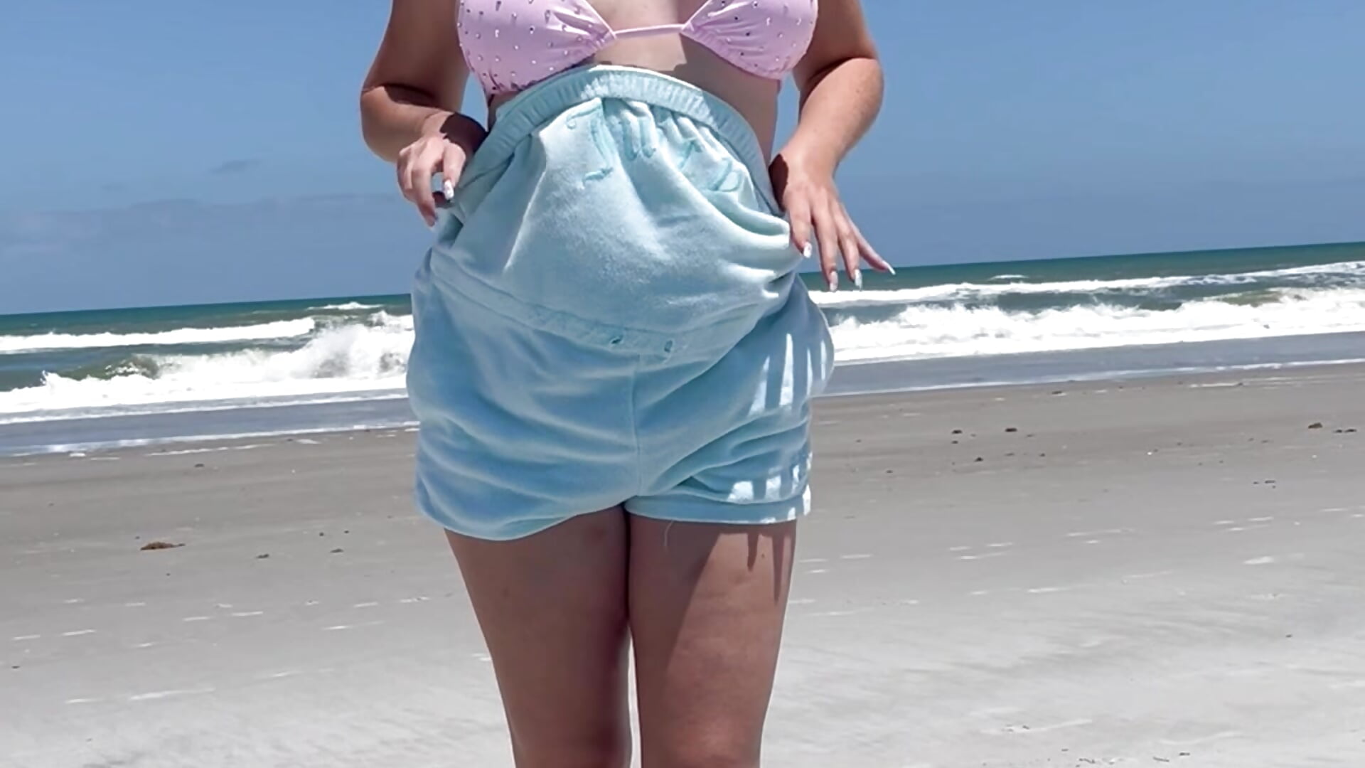 Bikini Beach Reveal - video di boomboomr00m