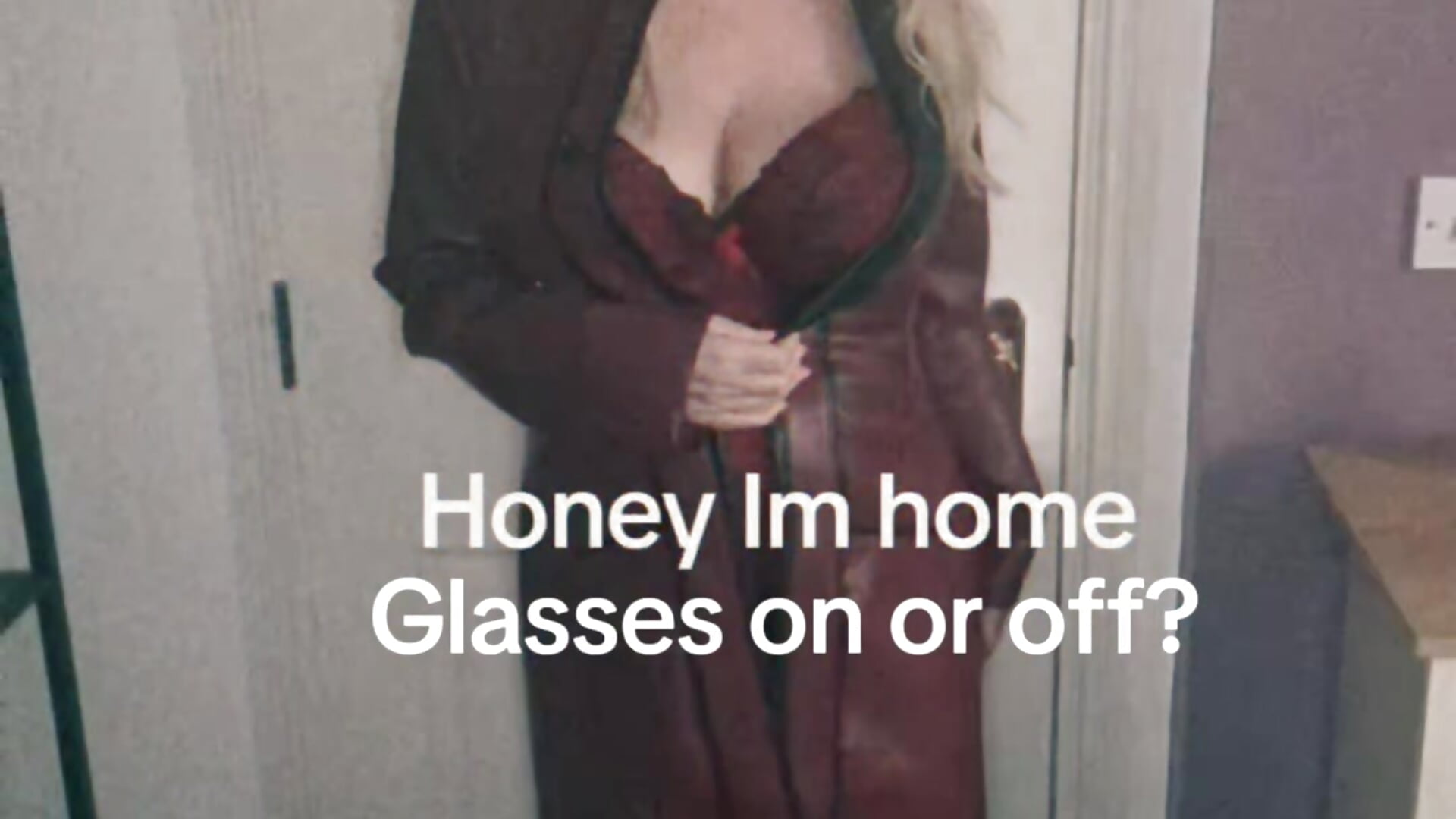 Glasses on or off? - video di msjuicylucy1982 modella di cam