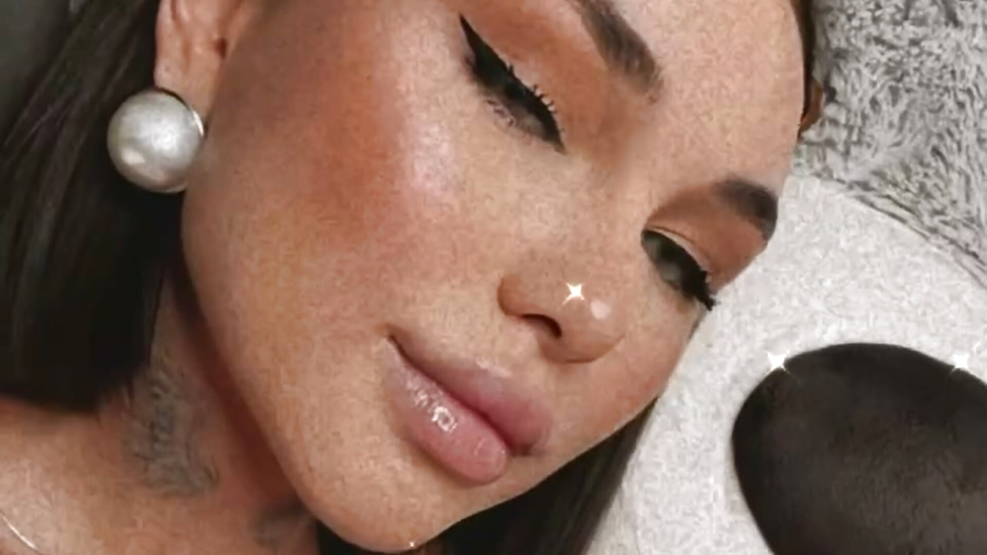 Welcome! - video by HollyExtraFake cam model