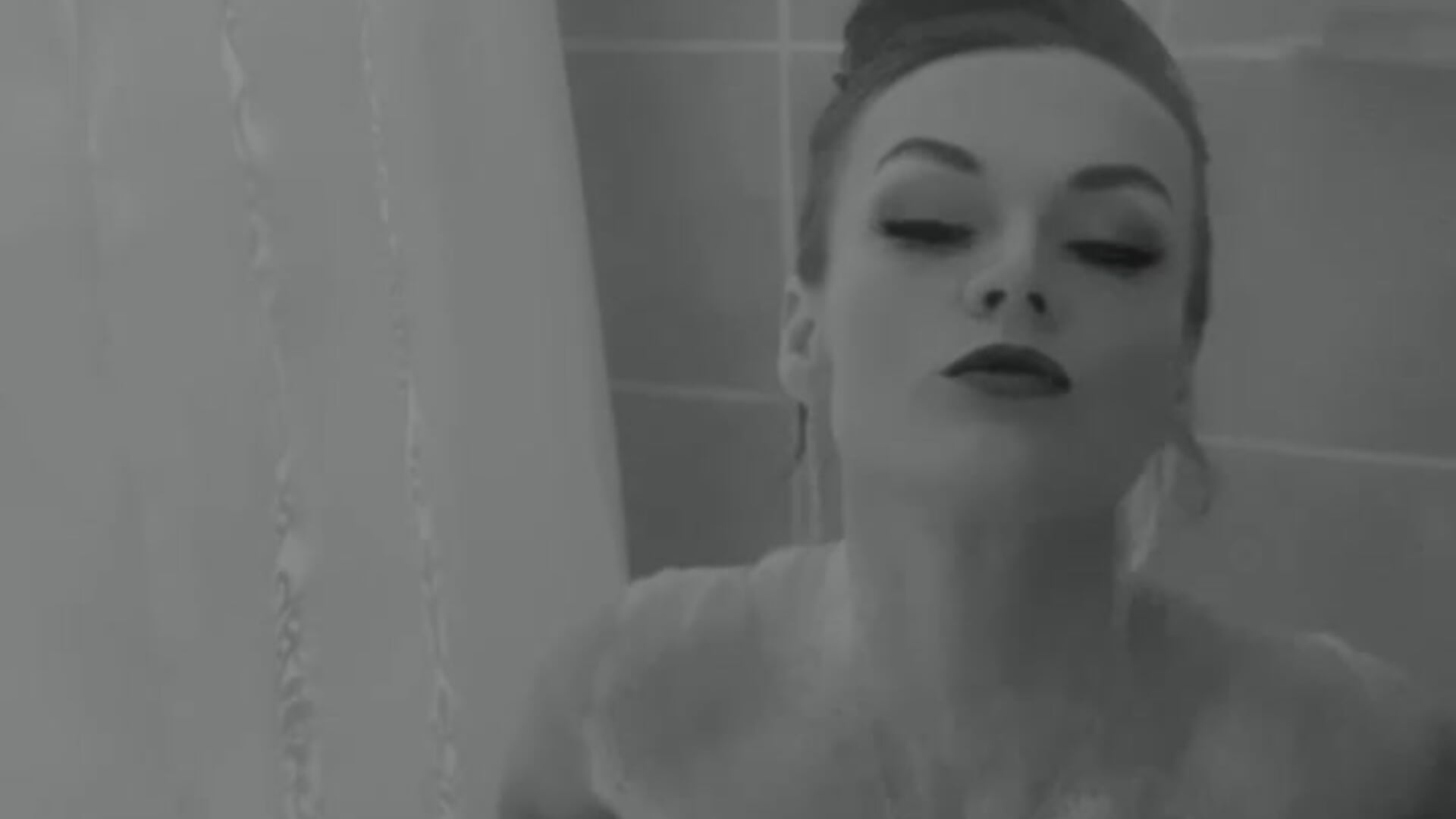 Shower - video di skarrrlettt modella di cam