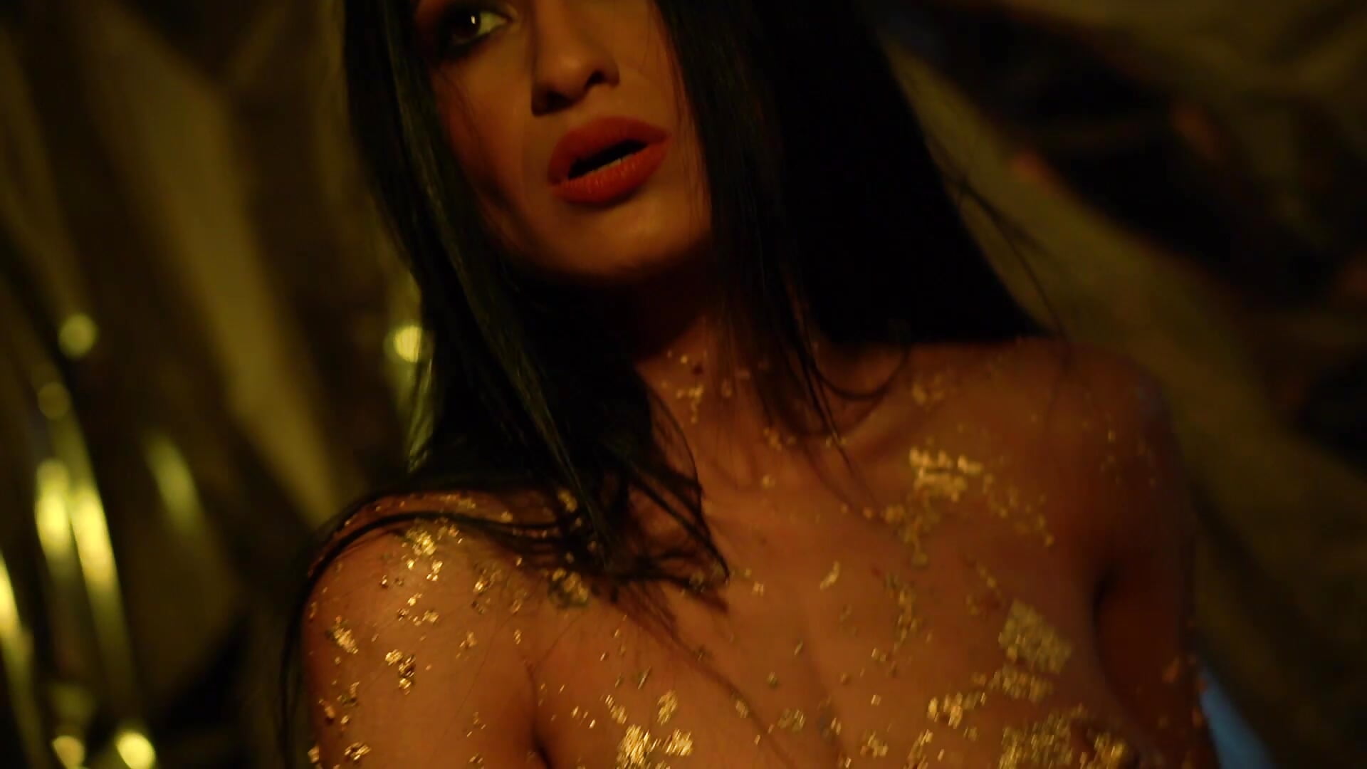 Gold extravaganza - video by NikkiStarX cam model