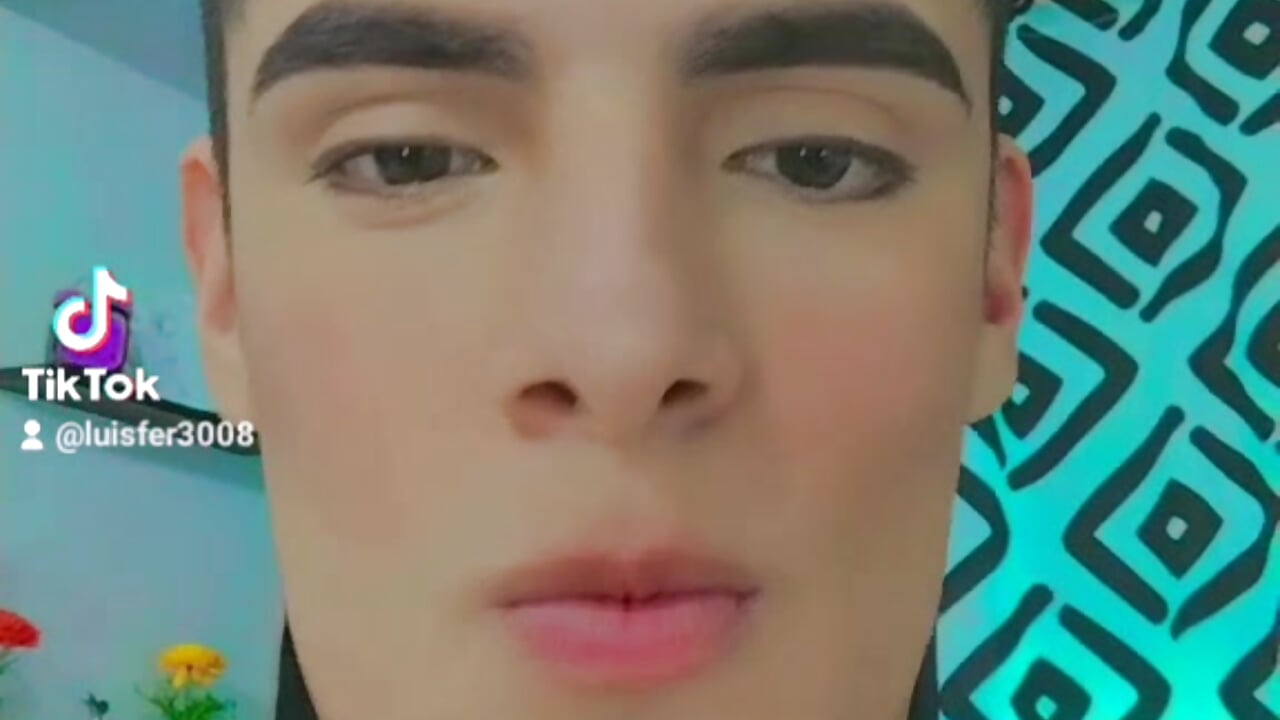 kisses - vidéo du modèle de showcams angel_sexyevil