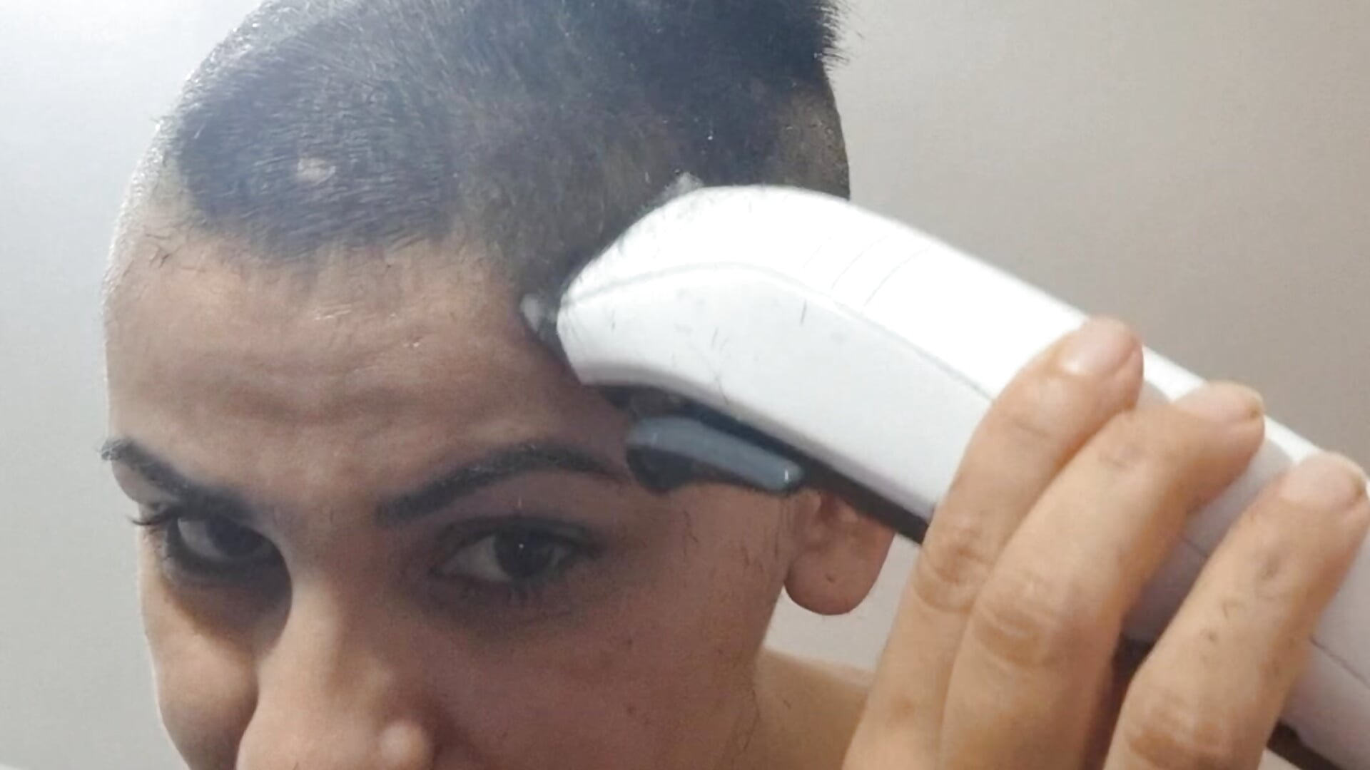 1000019216 YEAR 2025 șHaVe head h0me with machine by mYselF - video của người mẫu cam hotSANDRA_STARR